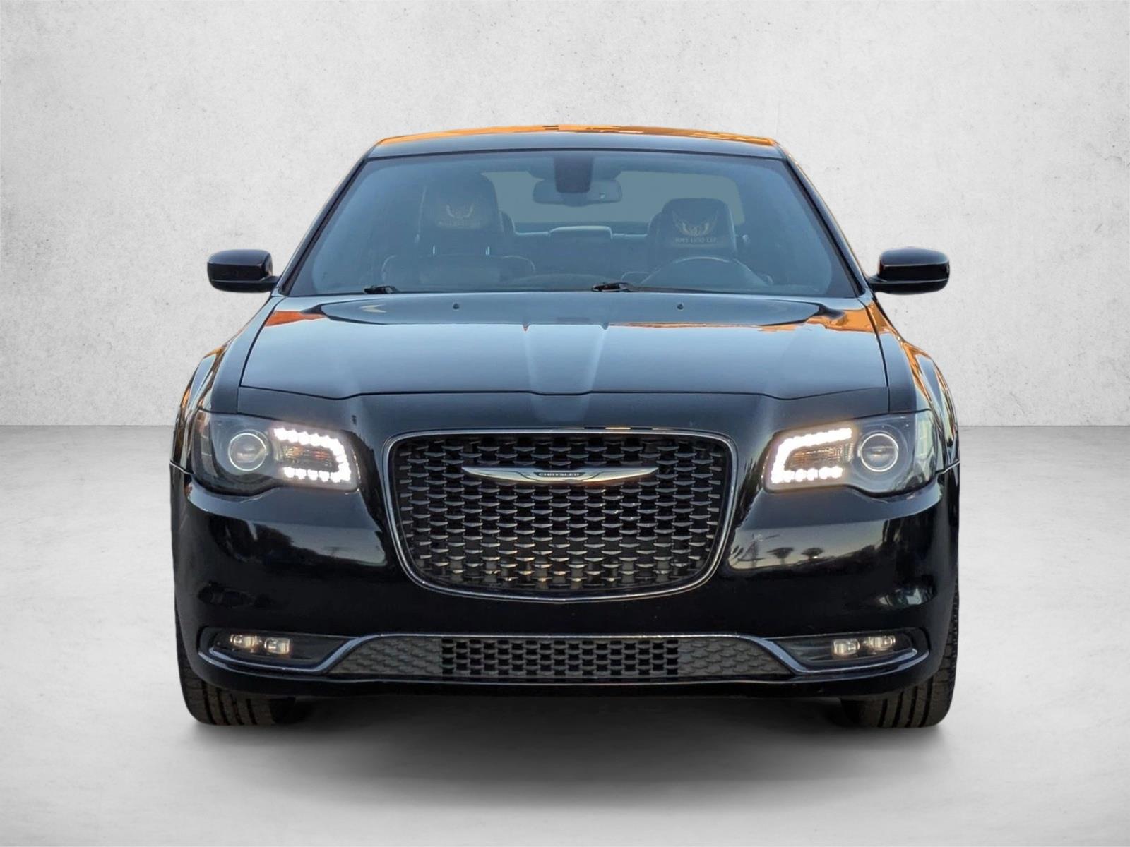2019 Chrysler 300 photo 2