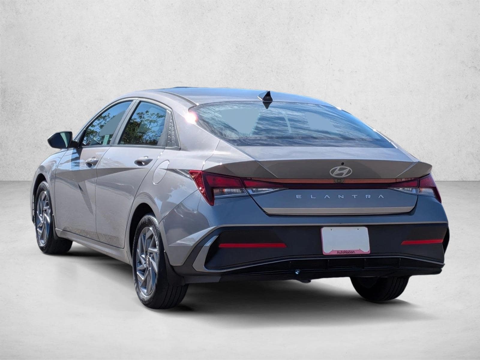 2024 Hyundai Elantra SEL photo 3