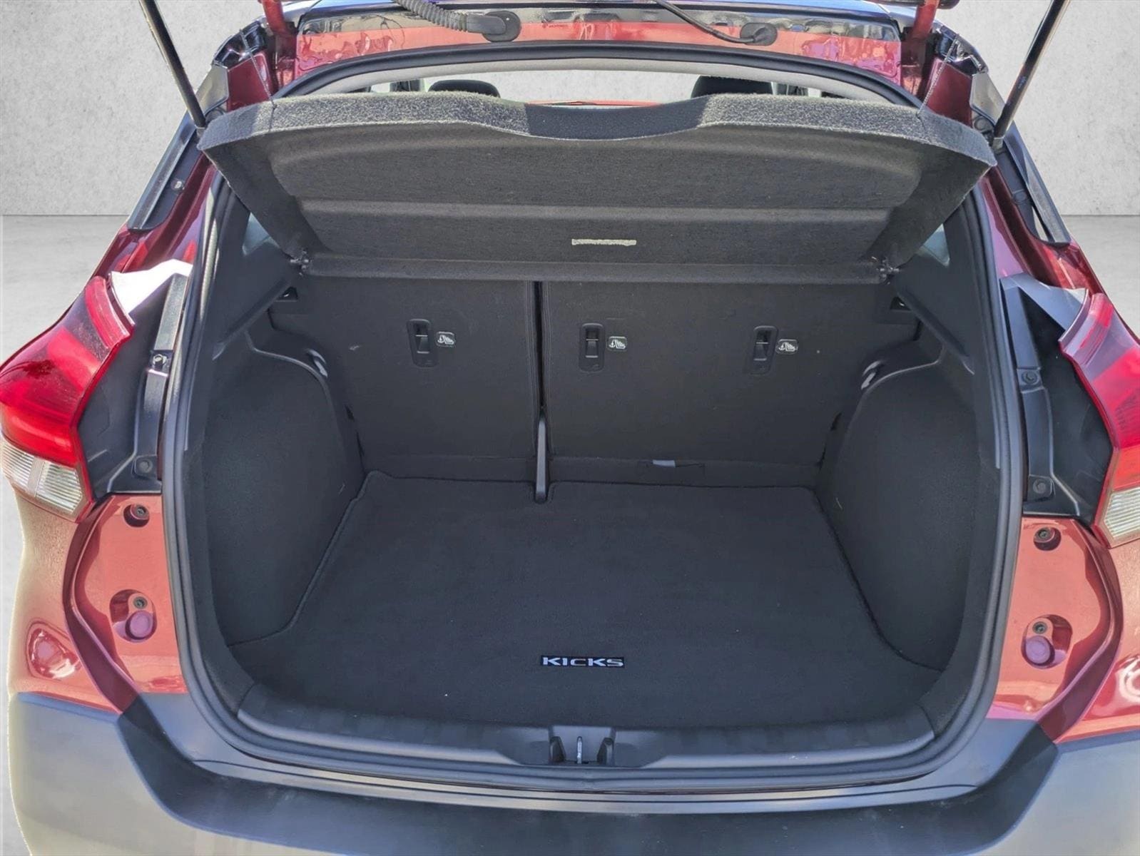 2018 Nissan Kicks SR photo 5