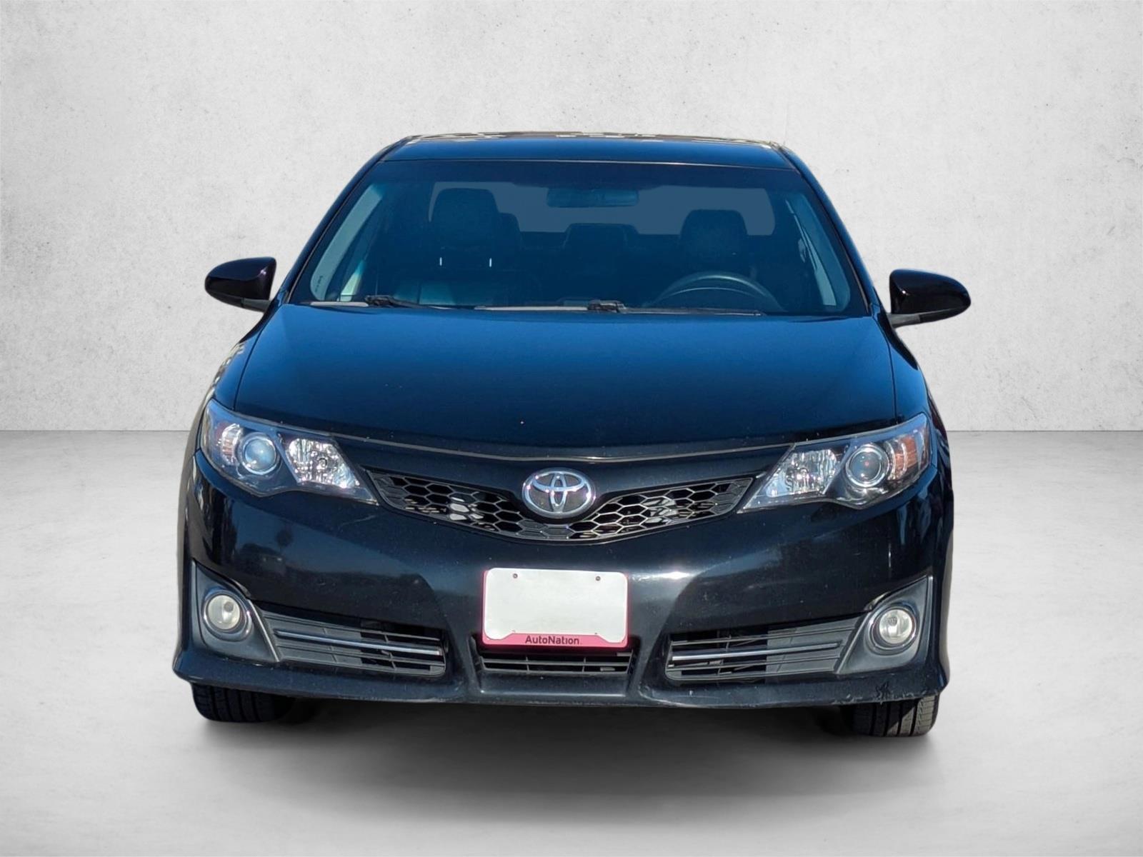2014 Toyota Camry SE photo 2