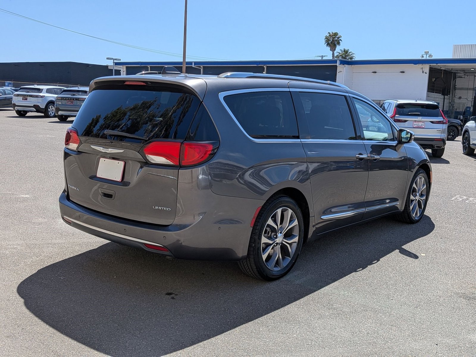 2017 Chrysler Pacifica Limited photo 4