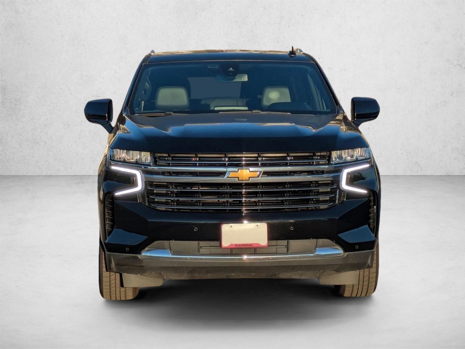 2022 Chevrolet Suburban LT photo 2