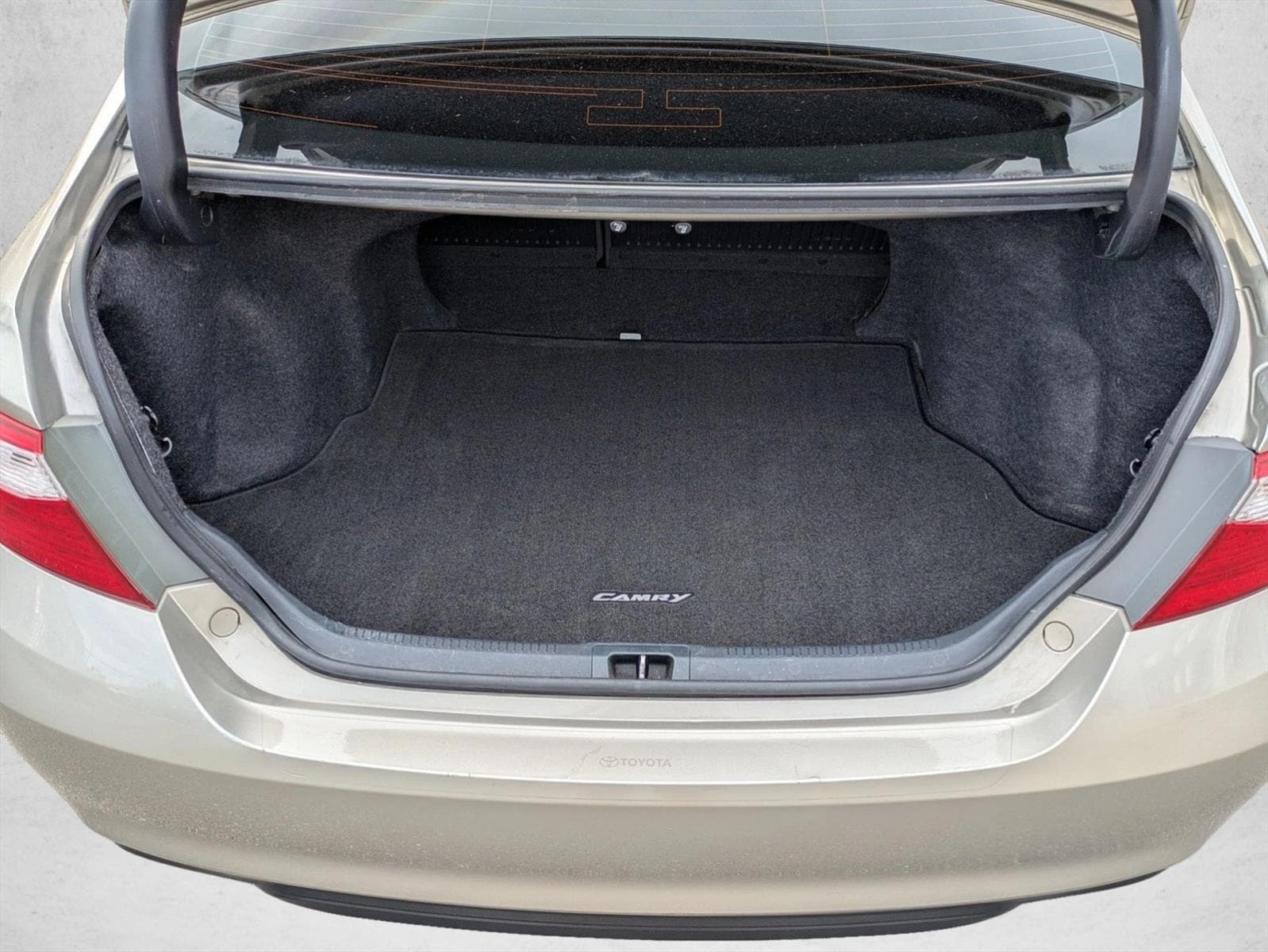 2015 Toyota Camry SE photo 6