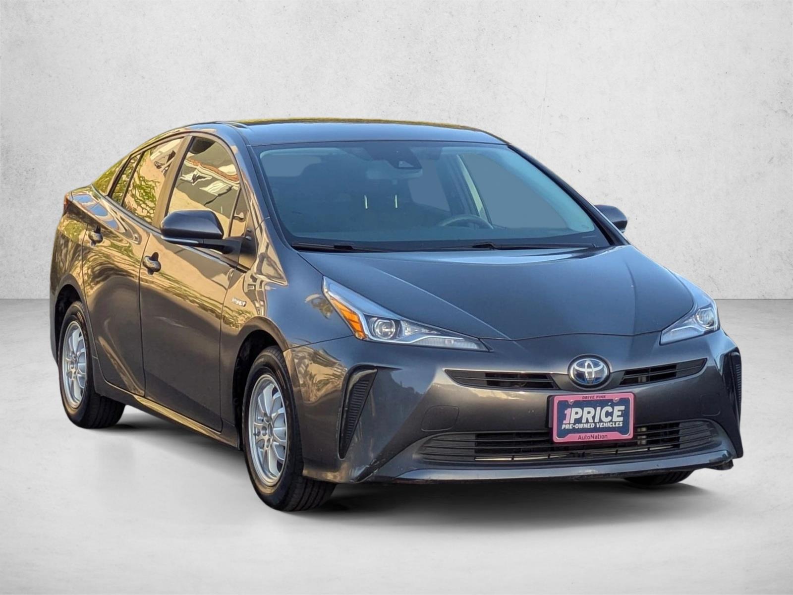 2019 Toyota Prius L photo 3