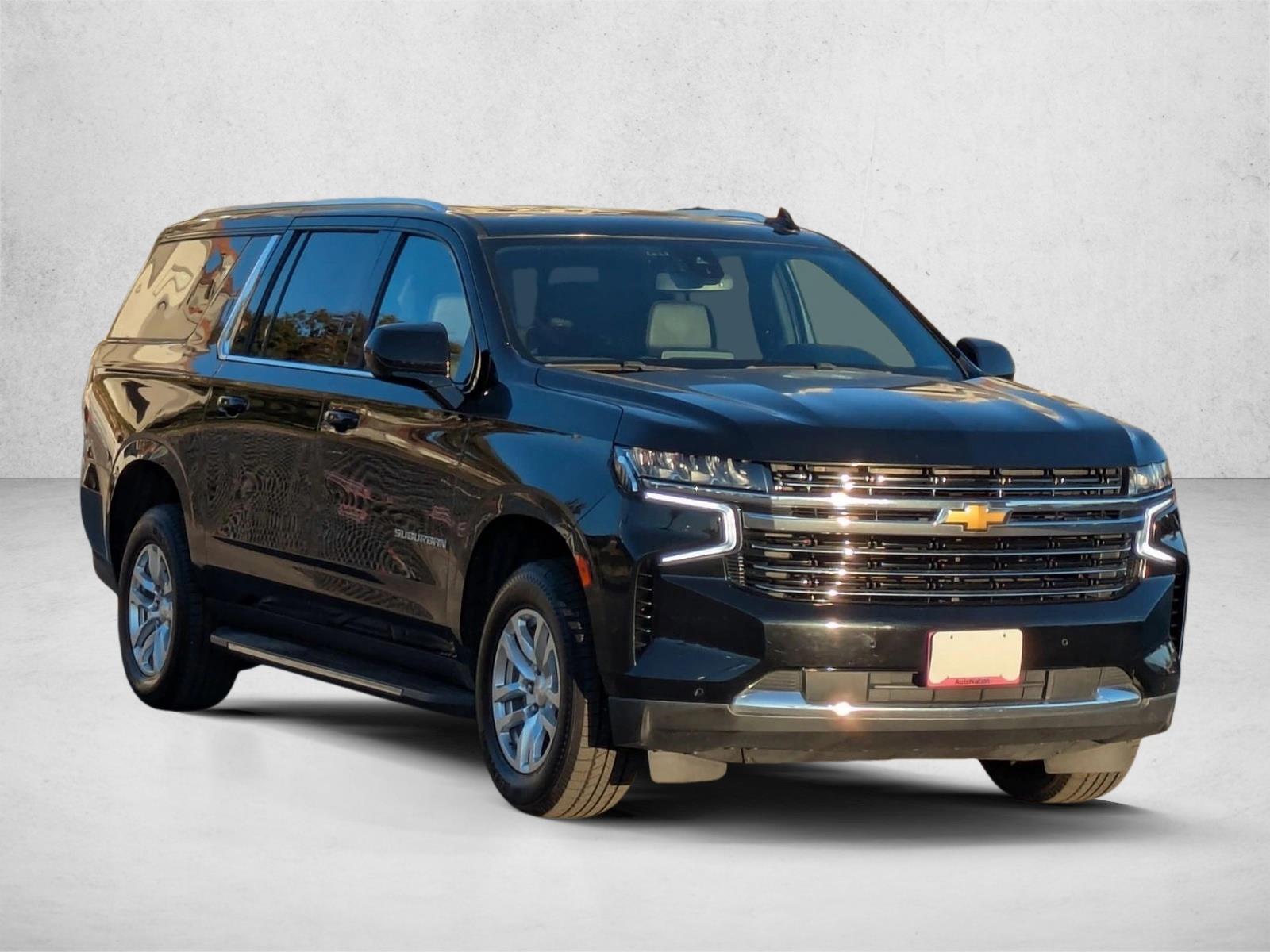 2022 Chevrolet Suburban LT photo 3