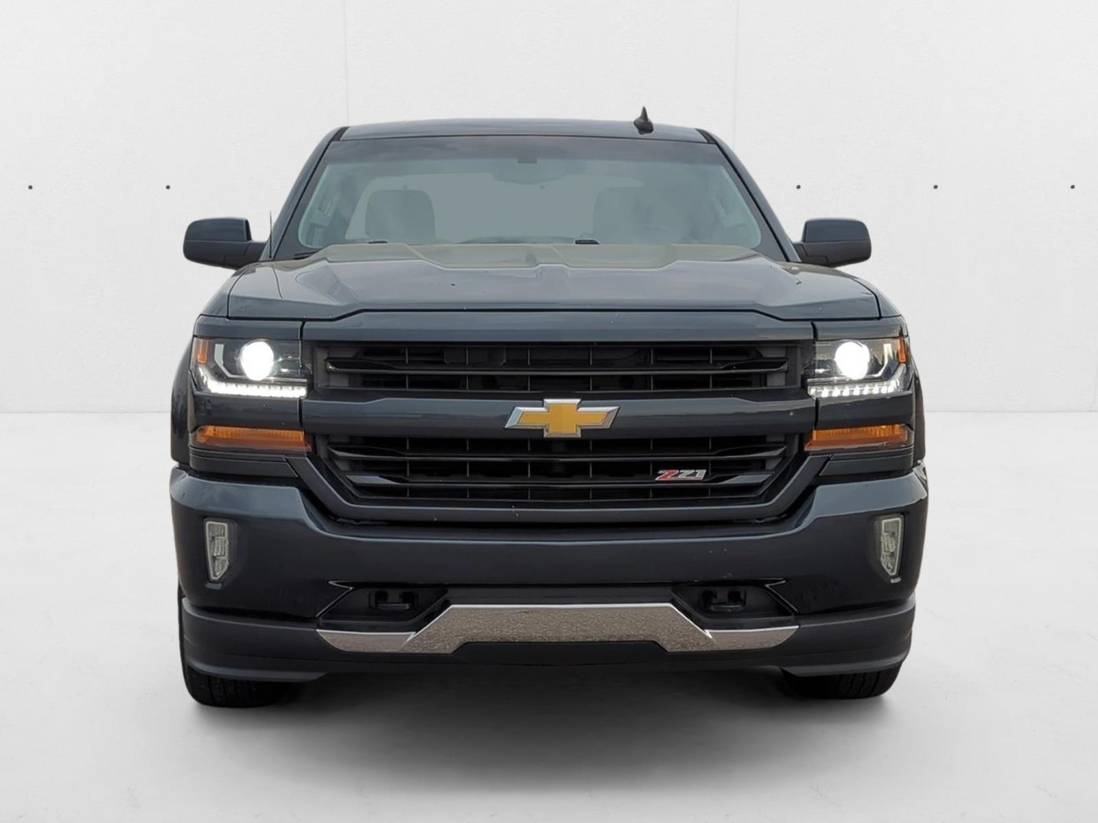 2017 Chevrolet Silverado 1500 LT photo 2