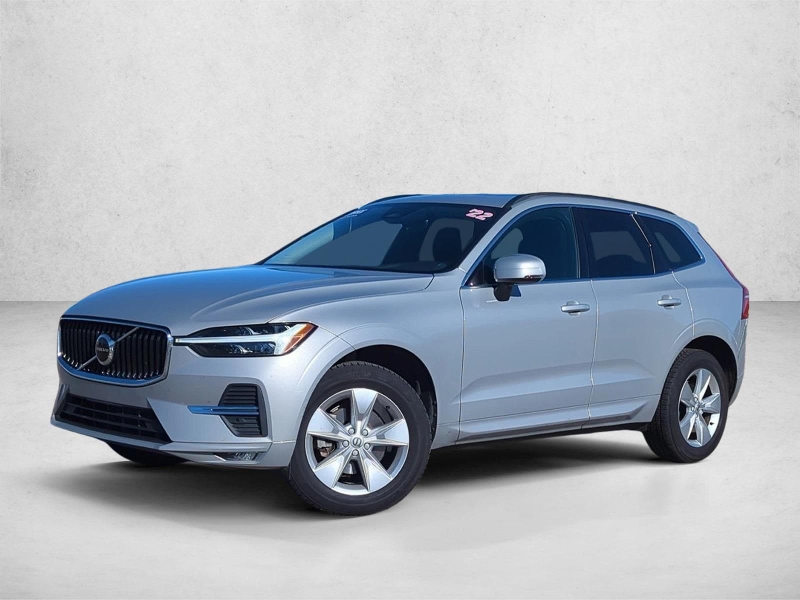 2022 Volvo XC60 Momentum's photo