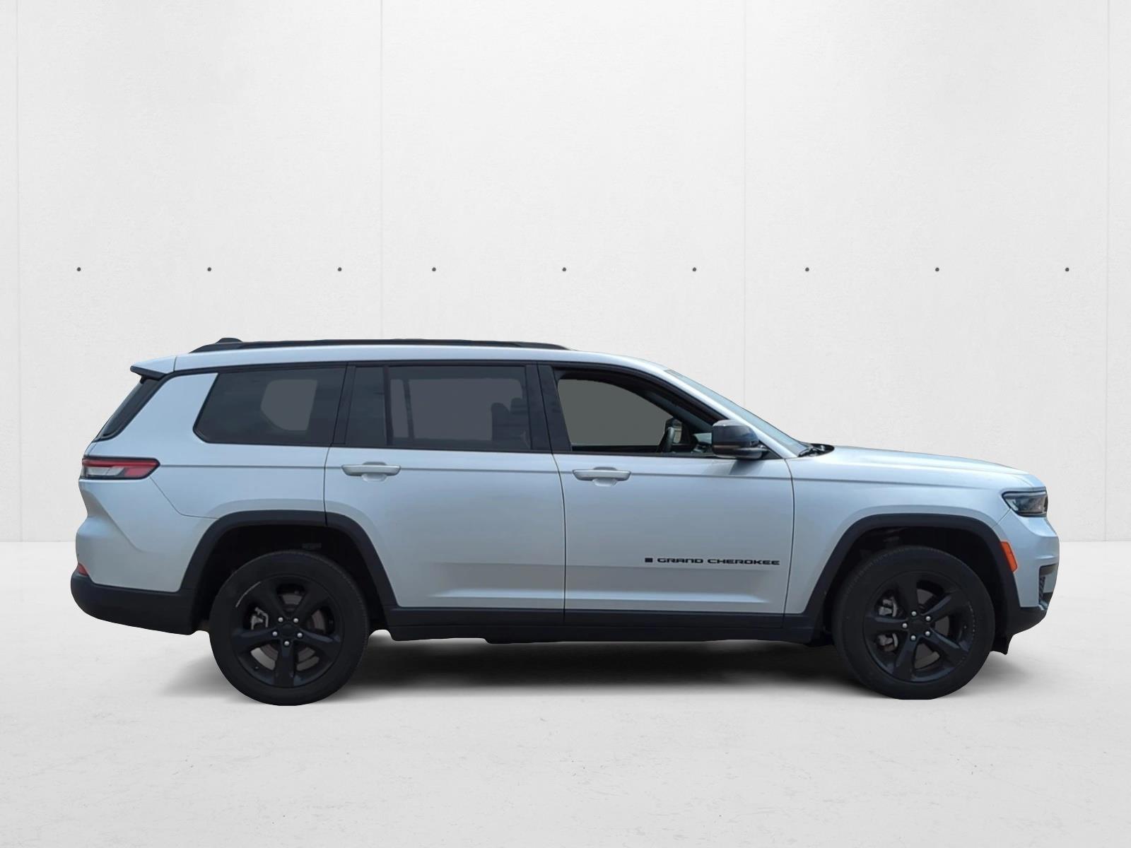 2023 Jeep Grand Cherokee Laredo photo 4