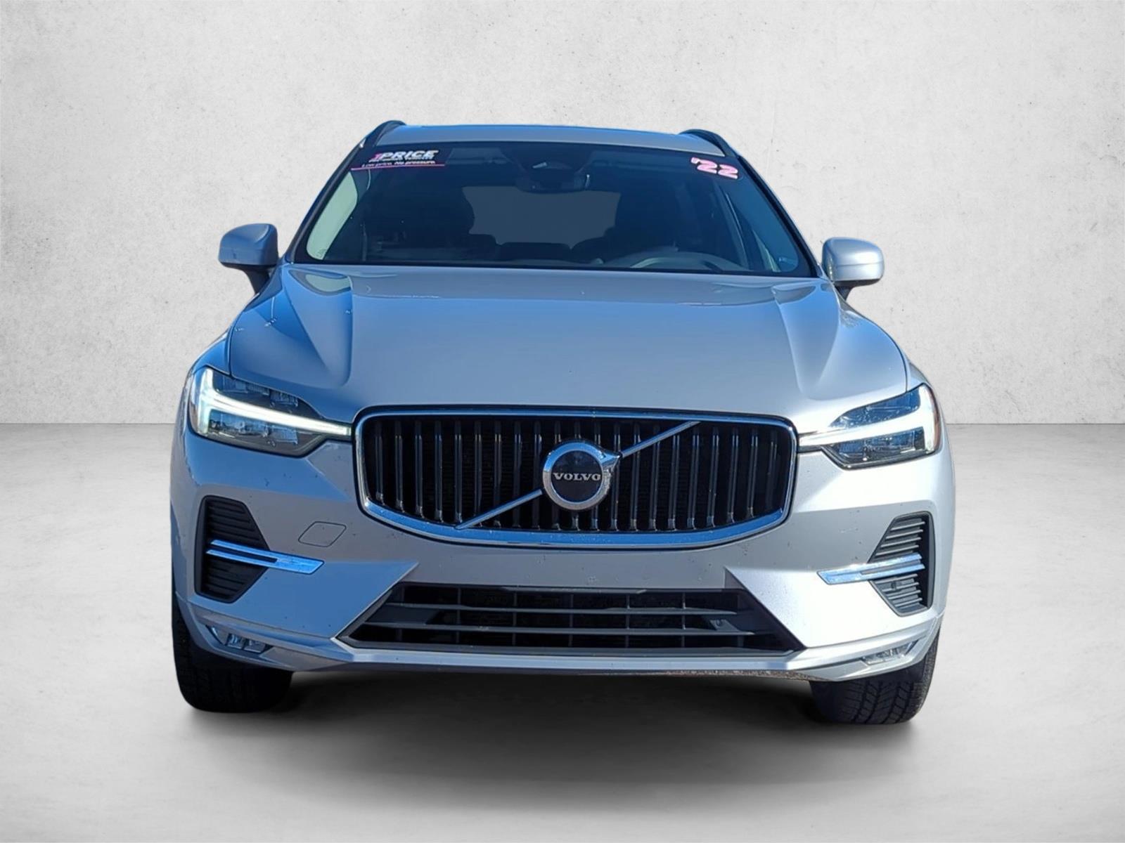 2022 Volvo XC60 B5 Momentum photo 2