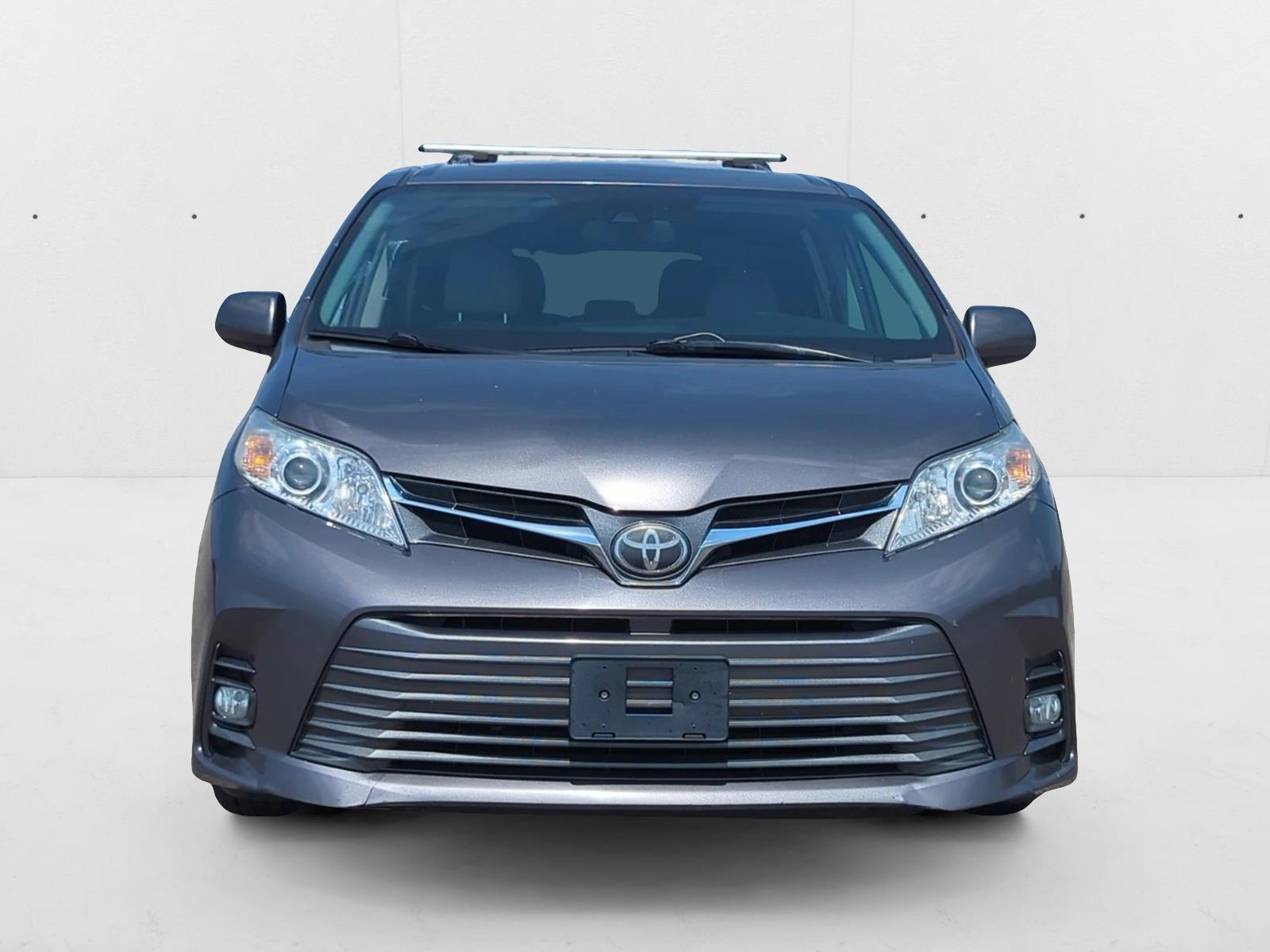 2018 Toyota Sienna XLE photo 2