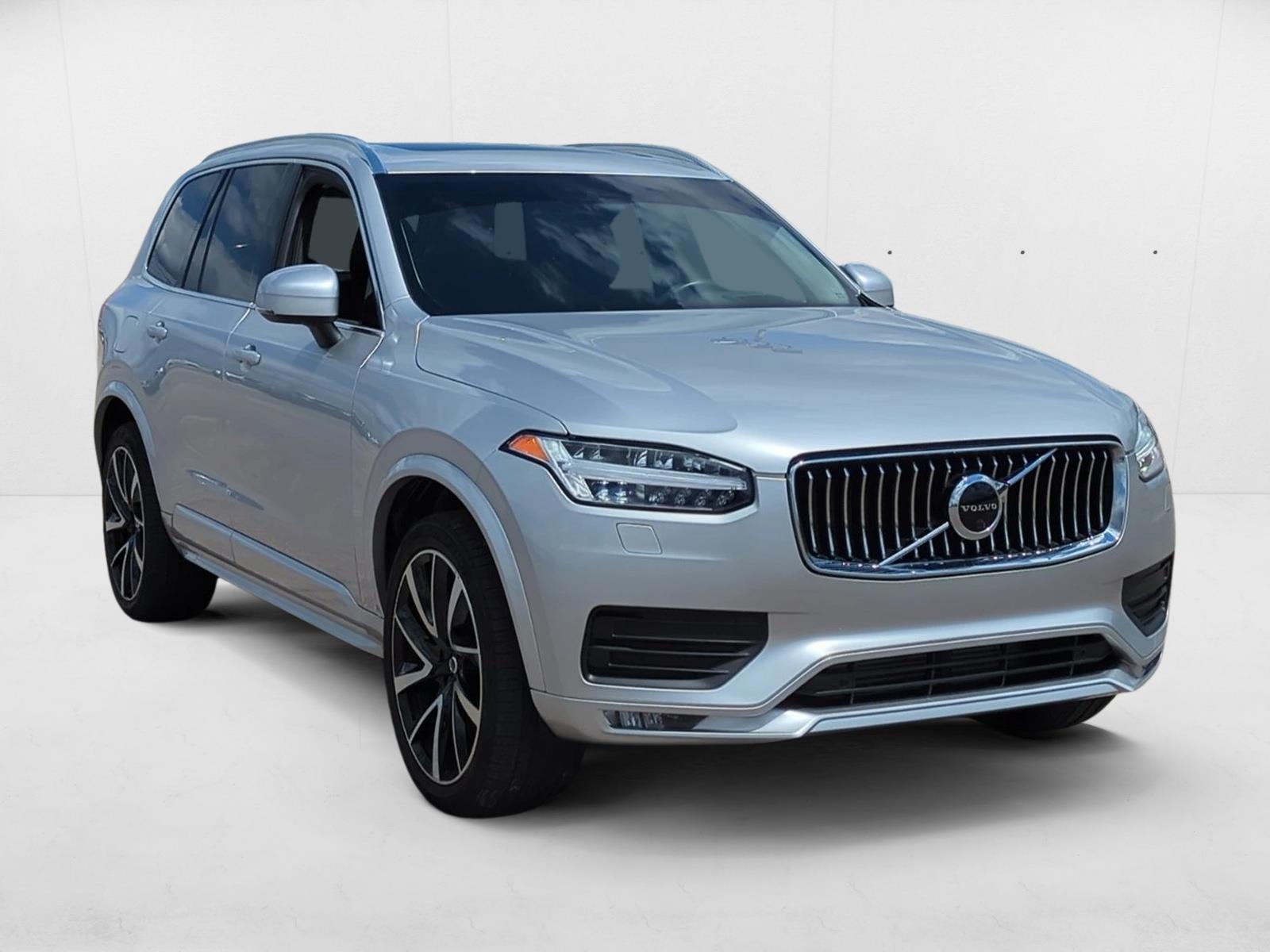2022 Volvo XC90 T6 AWD Momentum photo 2
