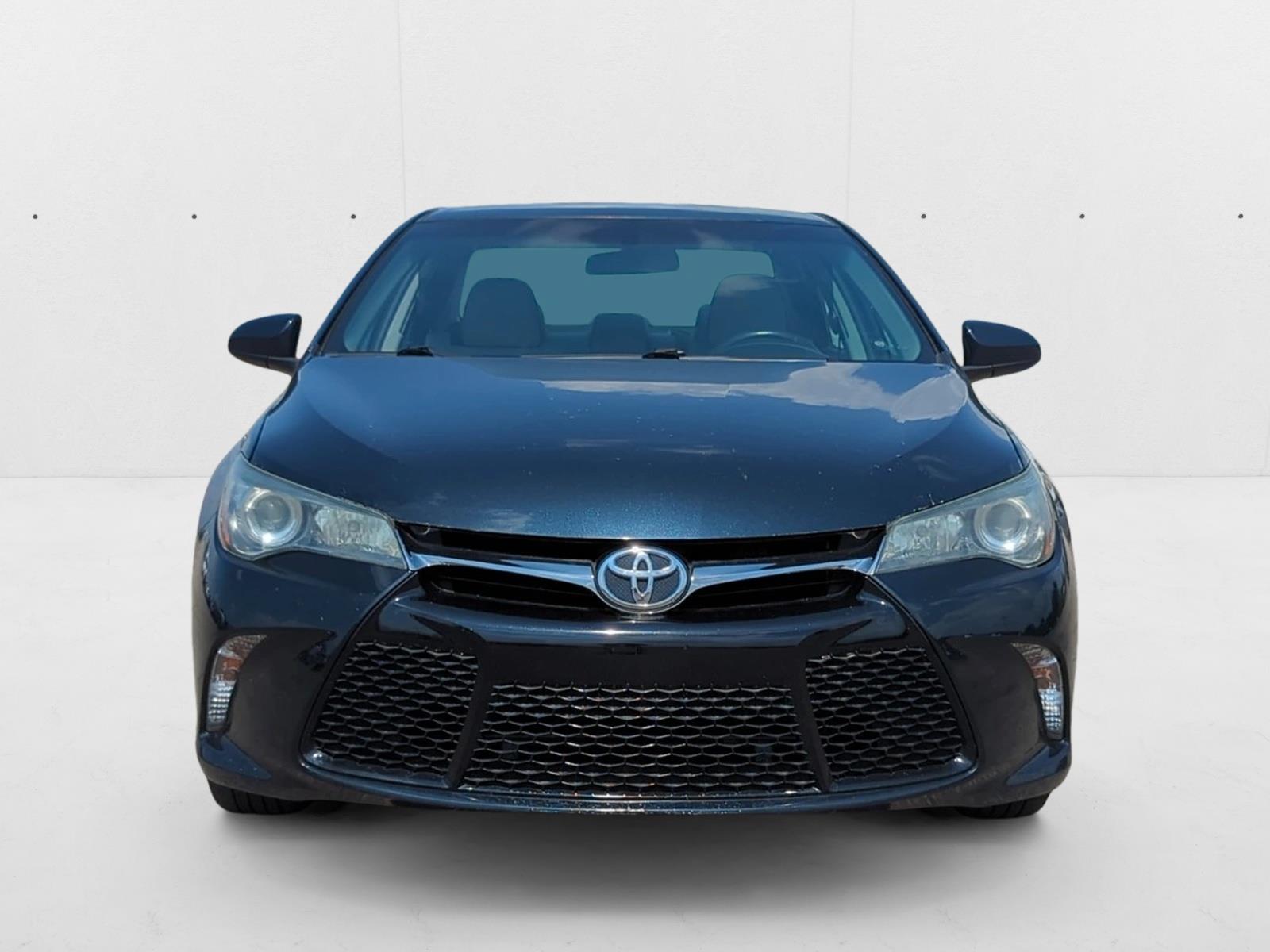 2016 Toyota Camry SE photo 2