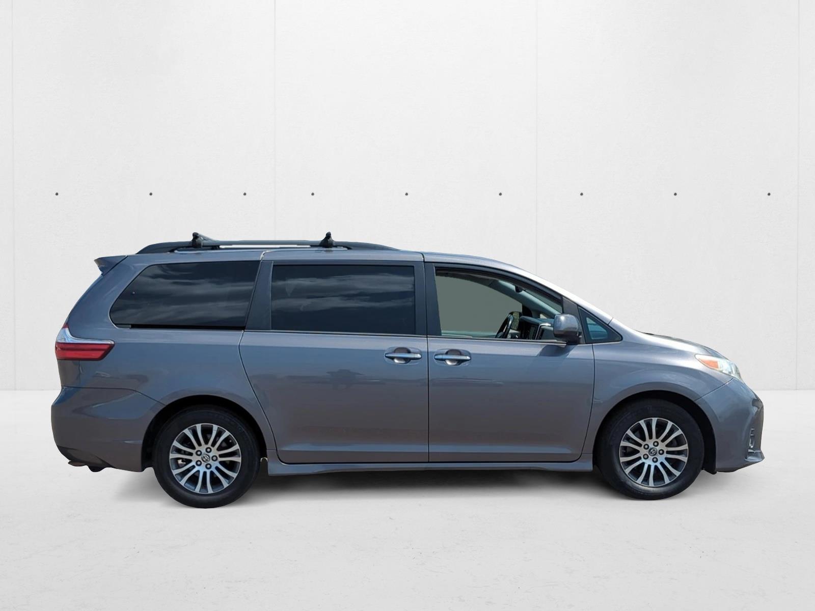 2018 Toyota Sienna XLE photo 4