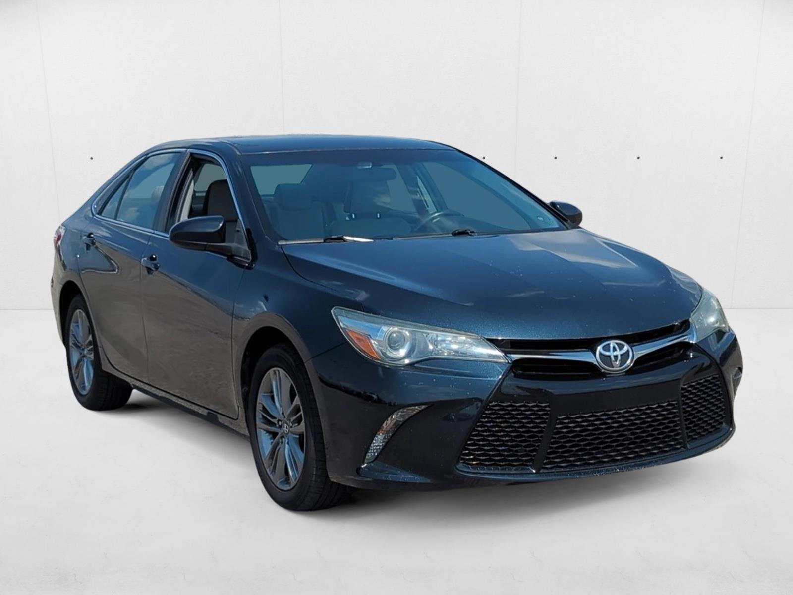 2016 Toyota Camry SE photo 3