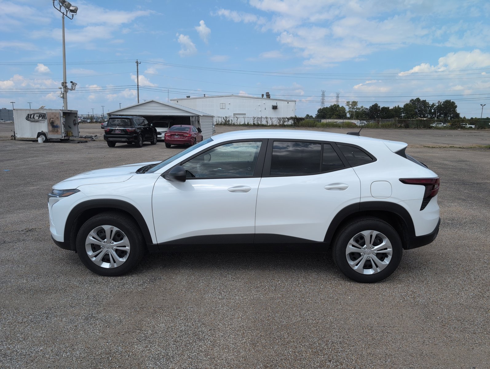 2025 Chevrolet Trax LS photo 4