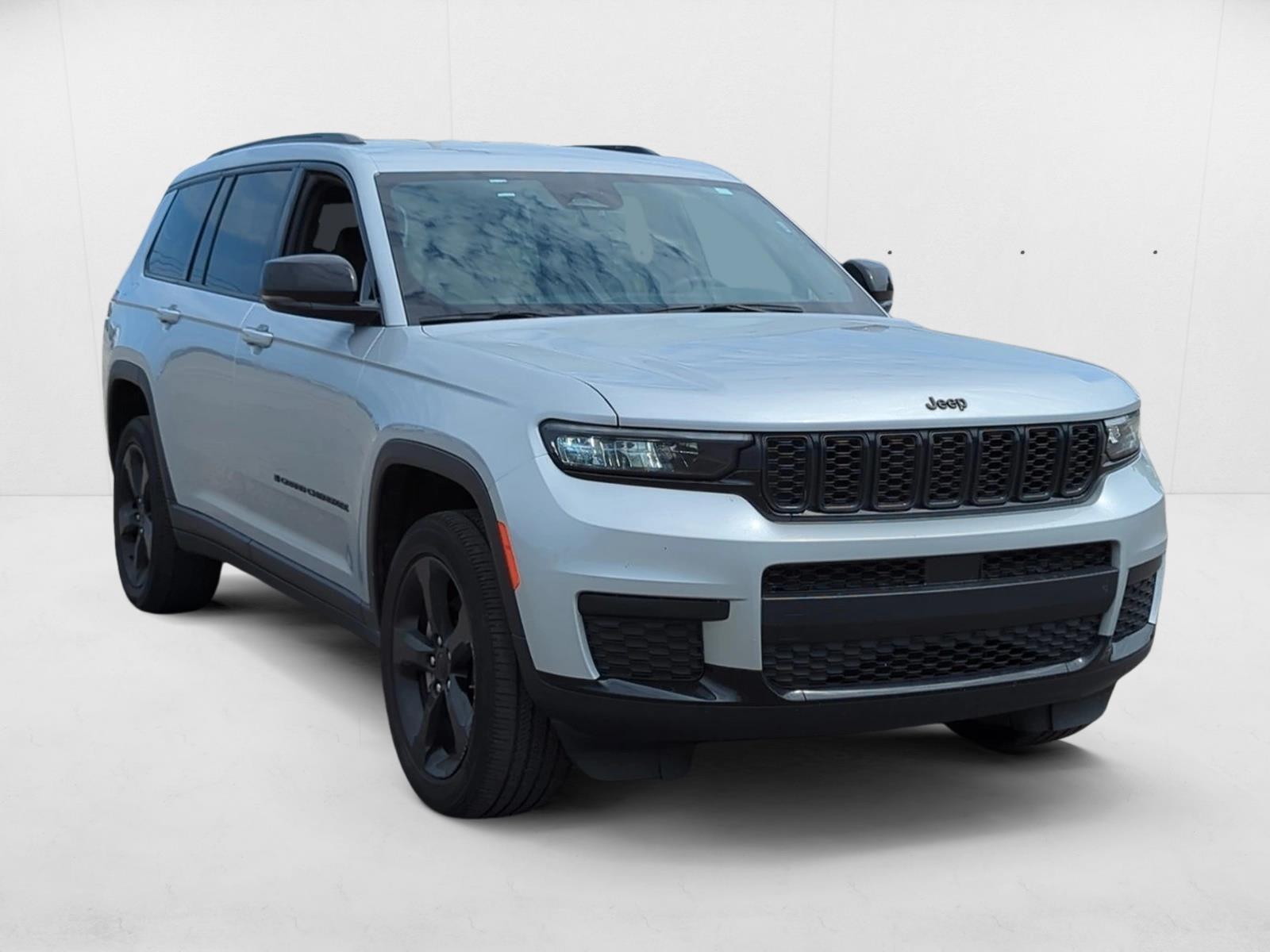 2023 Jeep Grand Cherokee Laredo photo 3