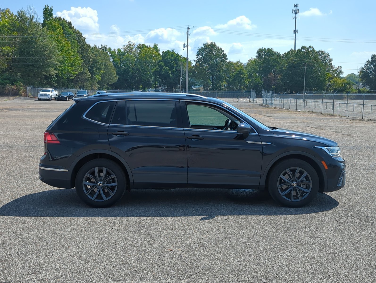 2022 Volkswagen Tiguan SE photo 4