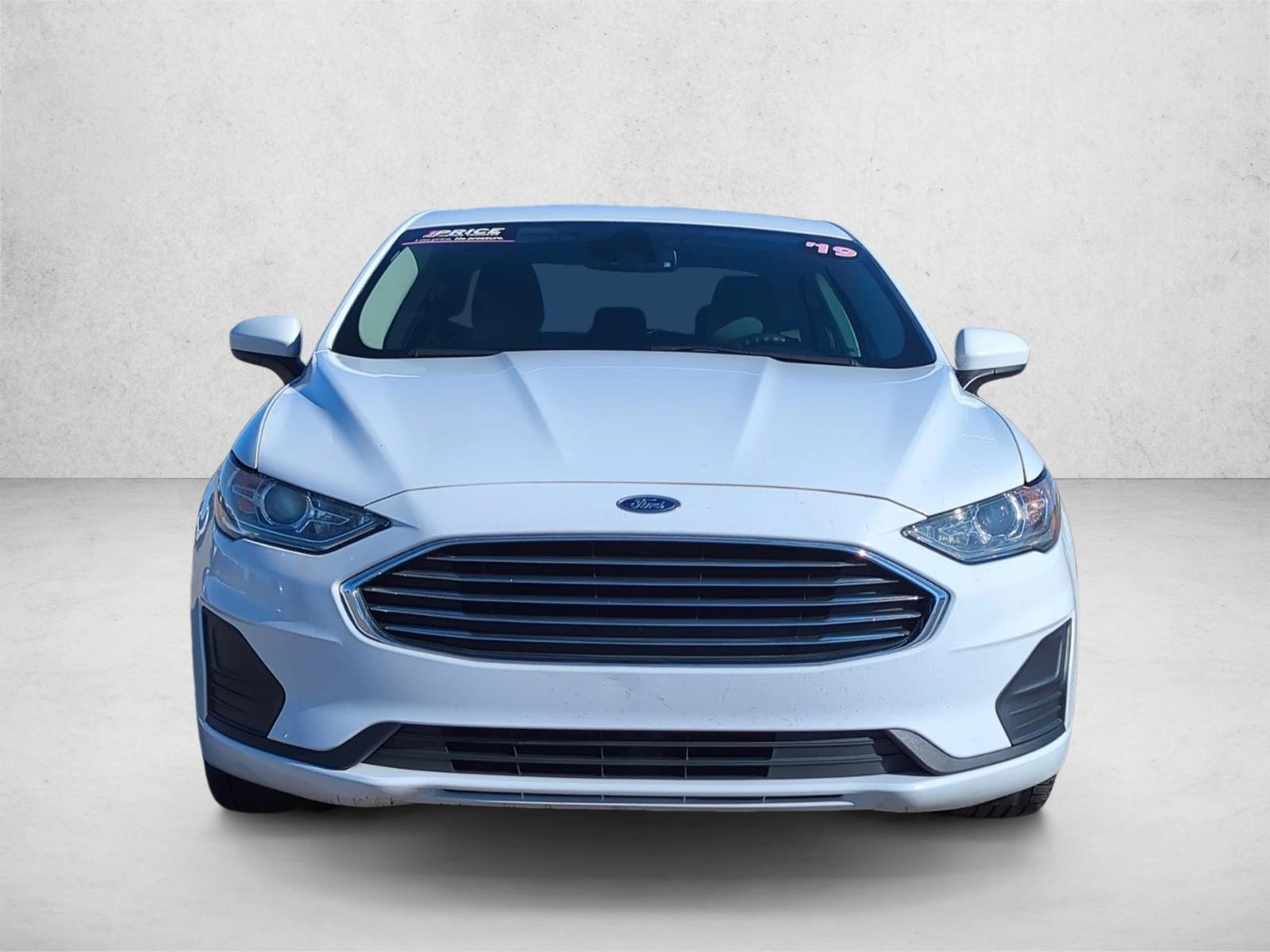 2019 Ford Fusion Hybrid SE photo 2
