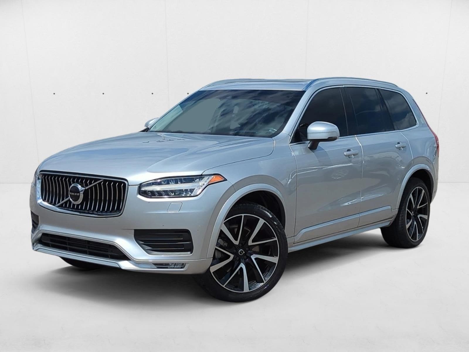 2022 Volvo XC90 Momentum's photo