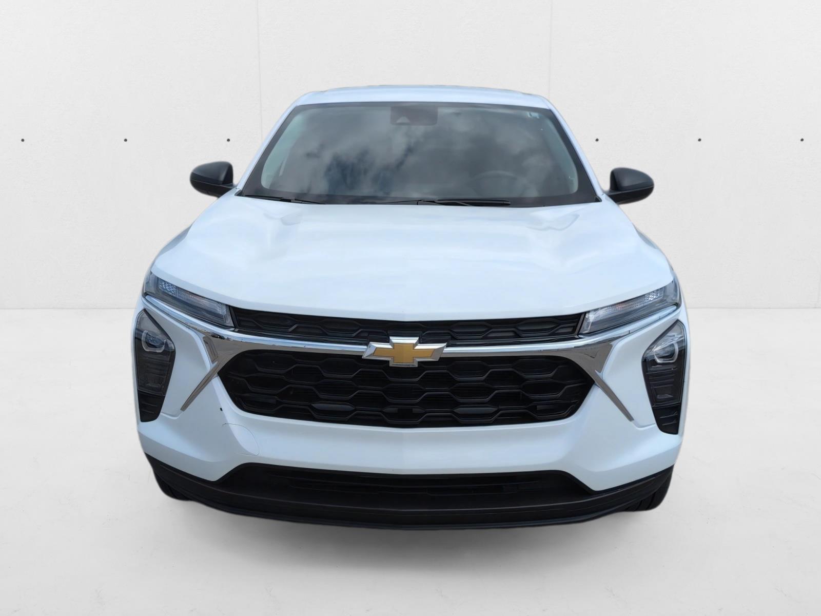 2025 Chevrolet Trax LS photo 2