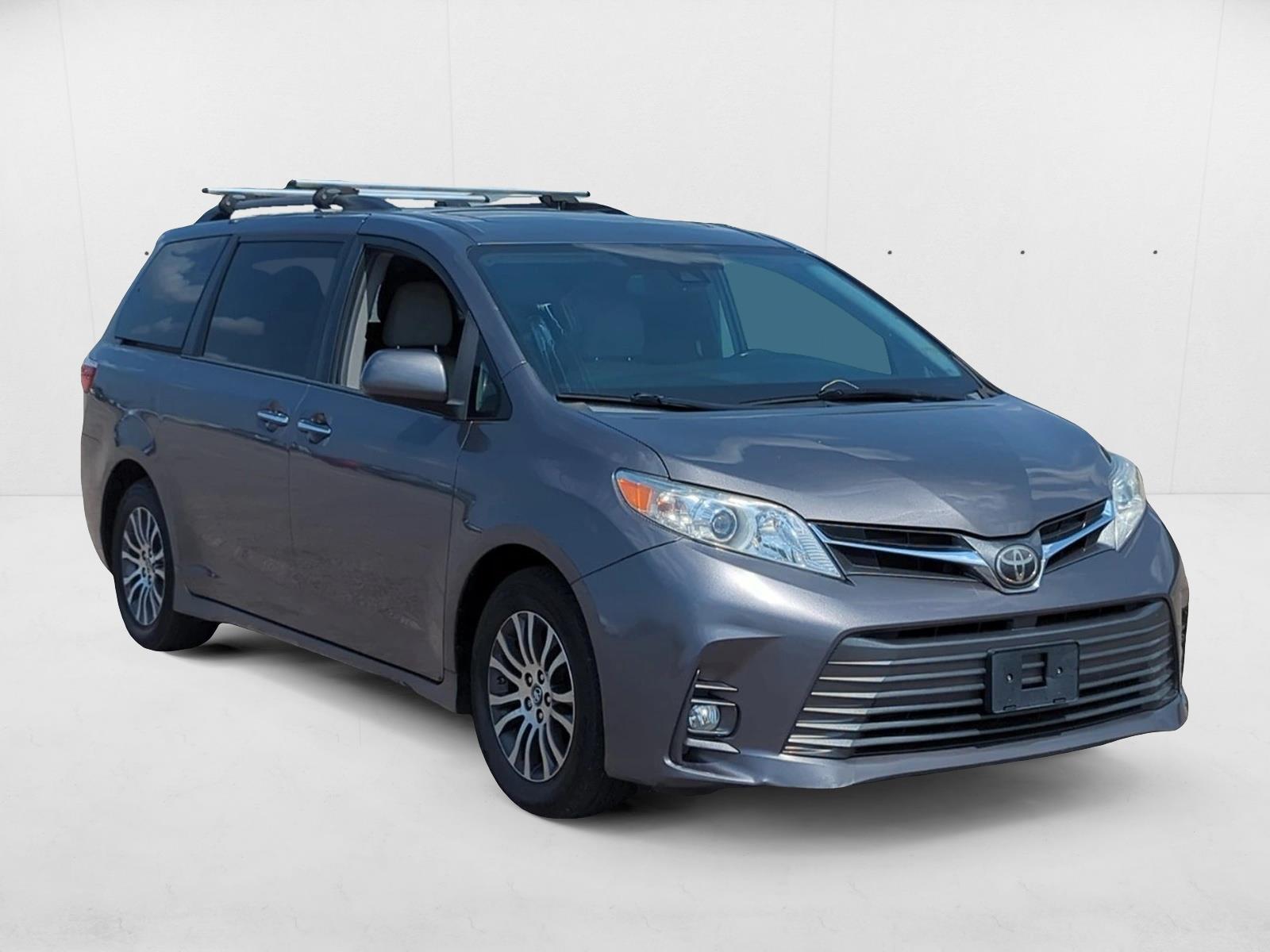 2018 Toyota Sienna XLE photo 3