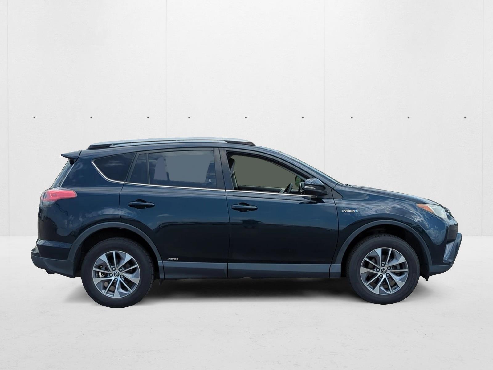 2018 Toyota RAV4 Hybrid LE photo 3