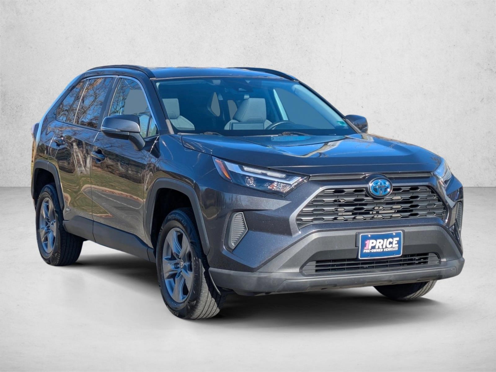 2022 Toyota RAV4 Hybrid XLE photo 3