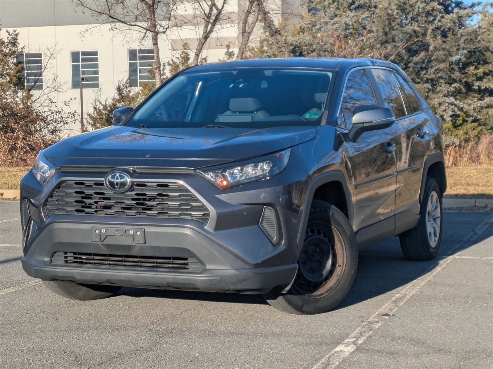 2022 Toyota RAV4 LE's photo