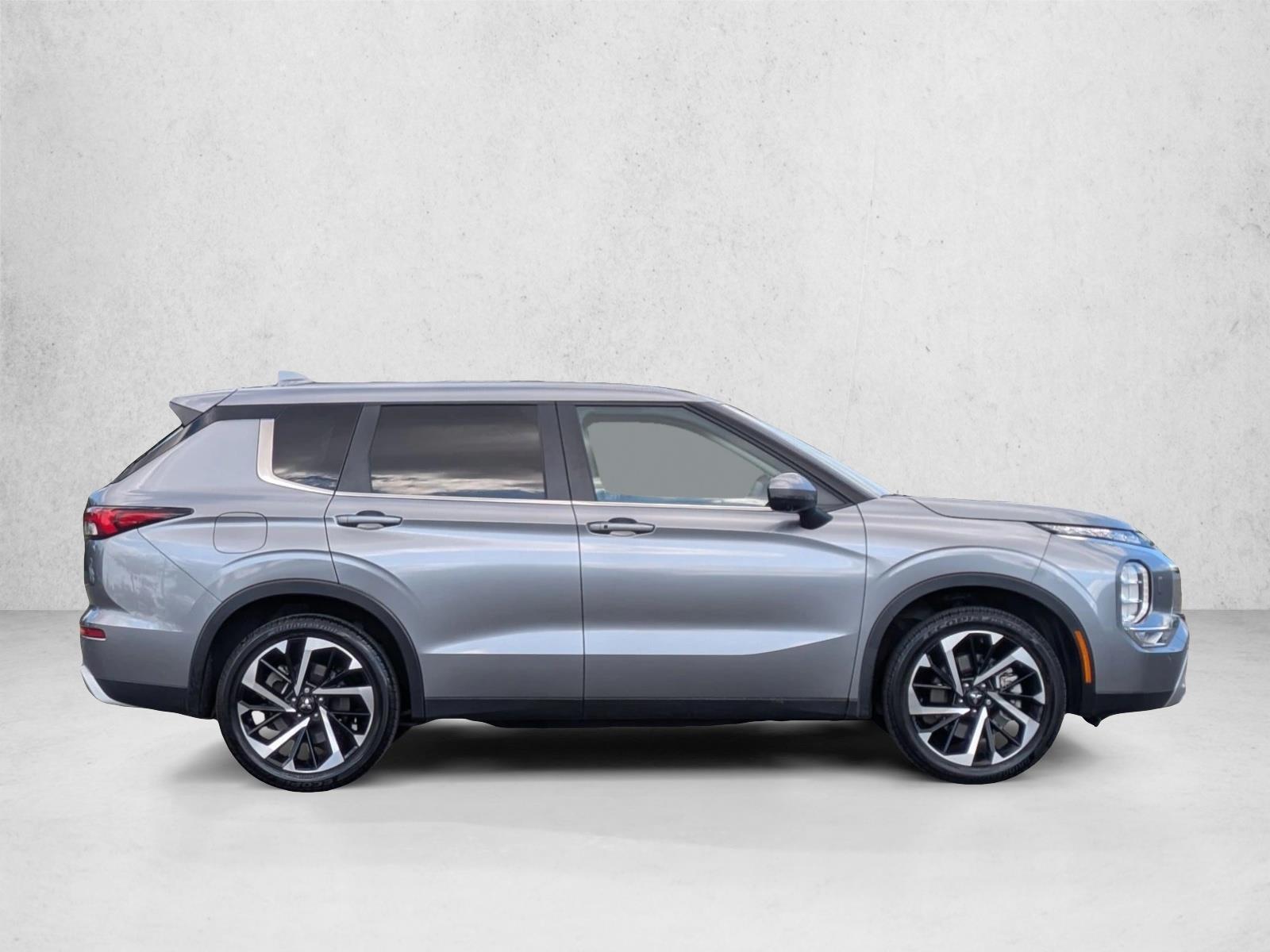 2023 Mitsubishi Outlander SE photo 4