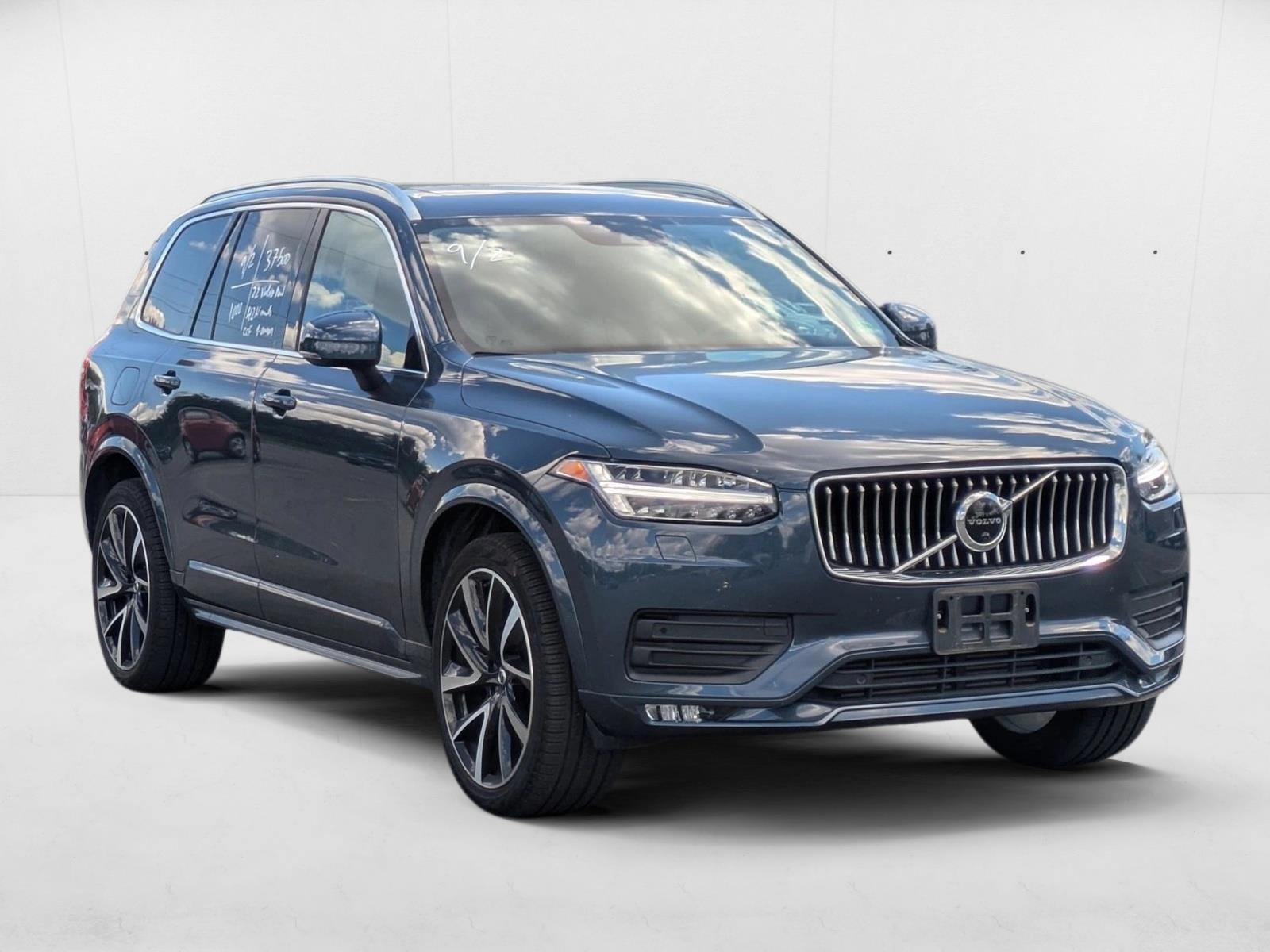 2022 Volvo XC90 T6 AWD Momentum photo 3