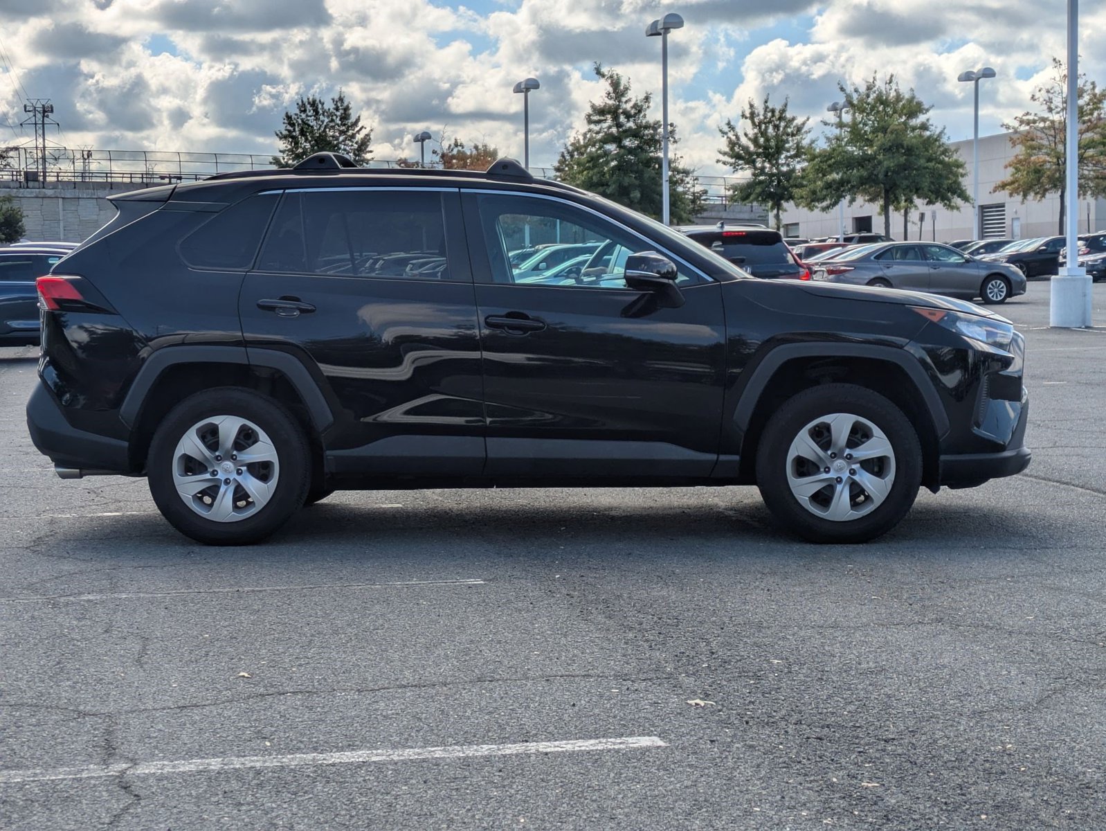 2021 Toyota RAV4 LE photo 3