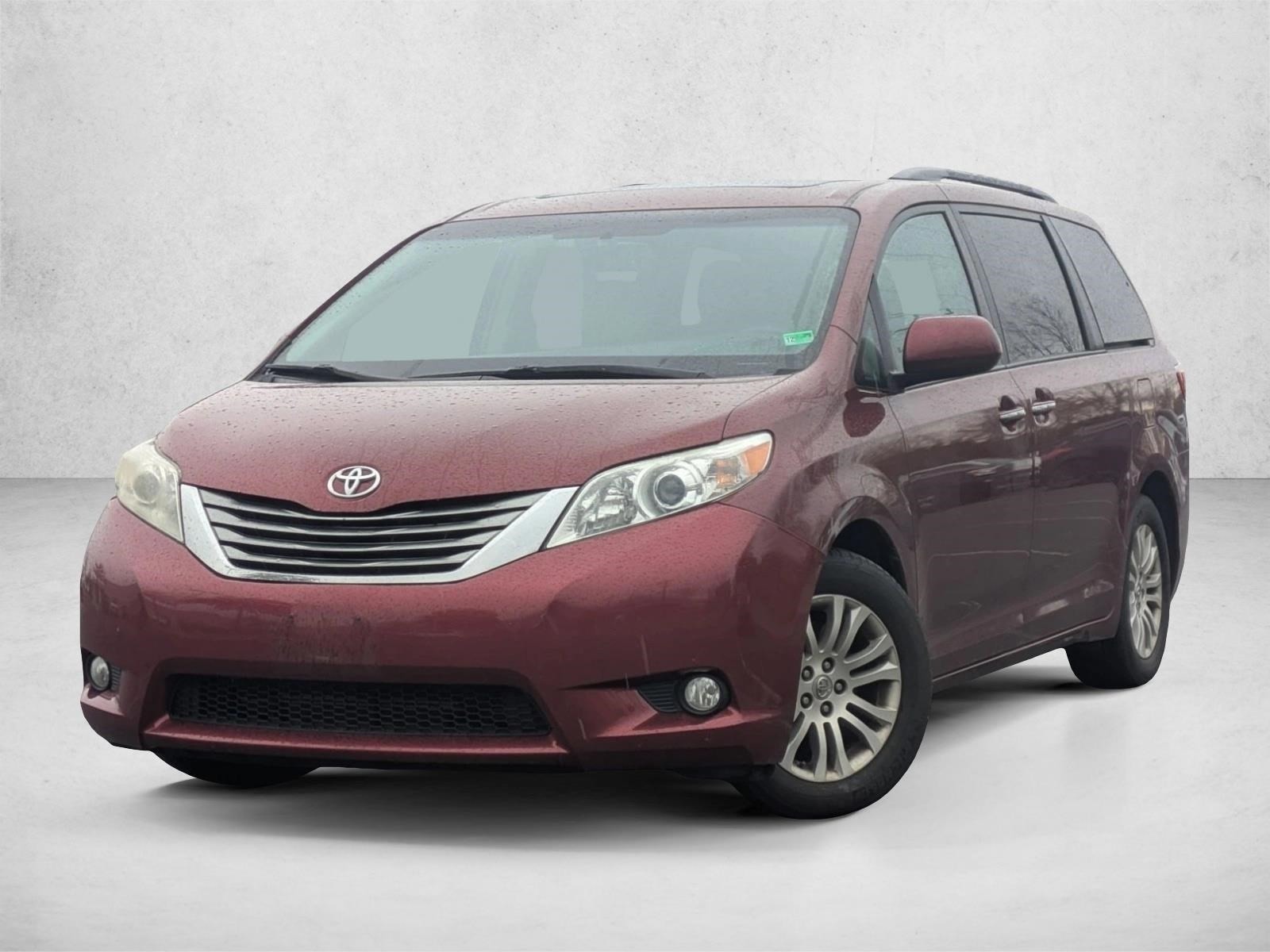 2016 Toyota Sienna XLE's photo