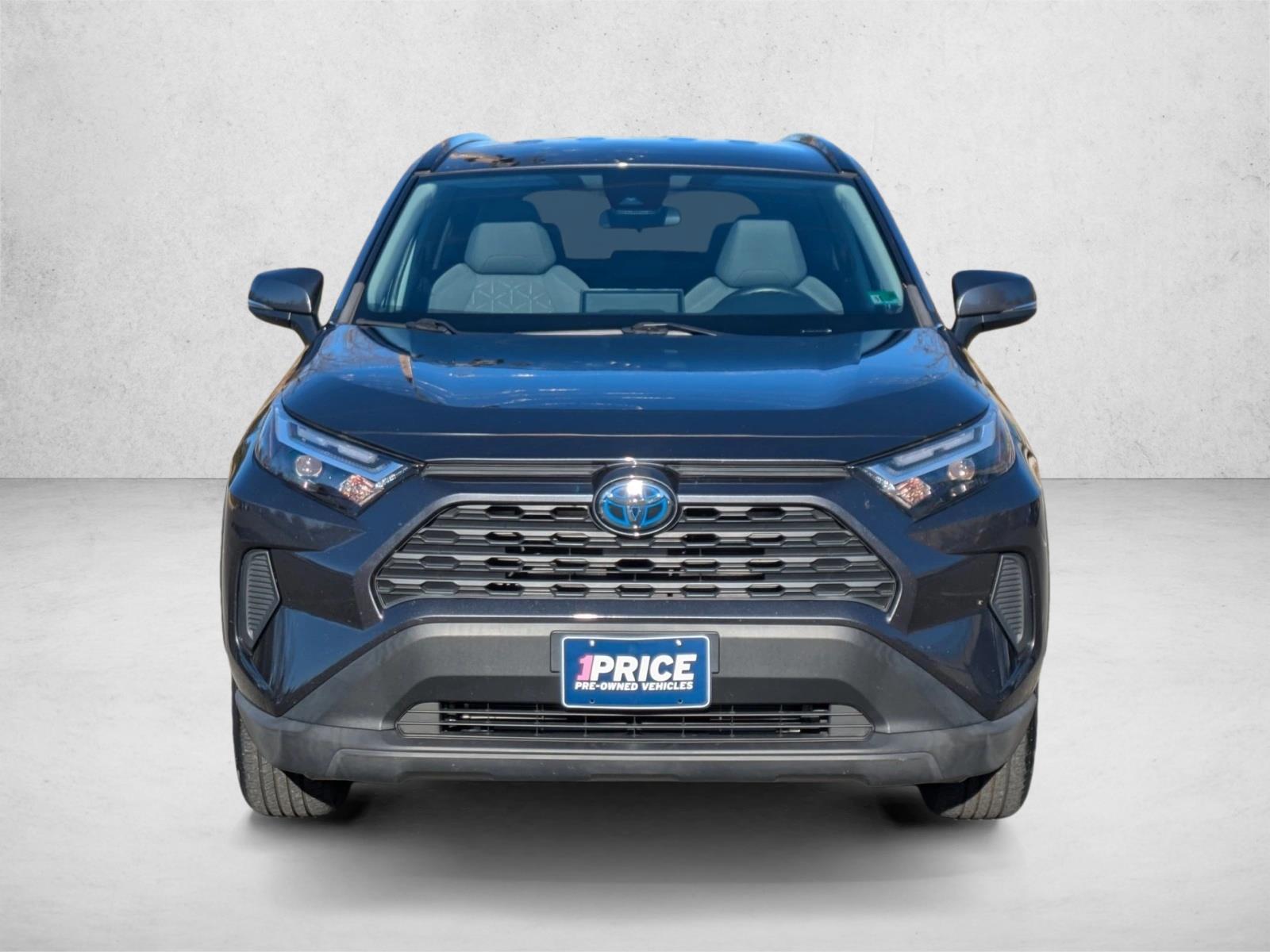 2022 Toyota RAV4 Hybrid XLE photo 2