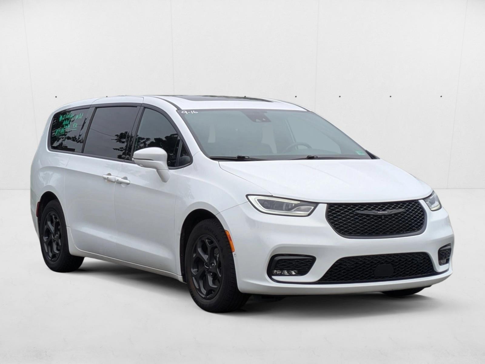 2022 Chrysler Pacifica Hybrid Limited photo 3