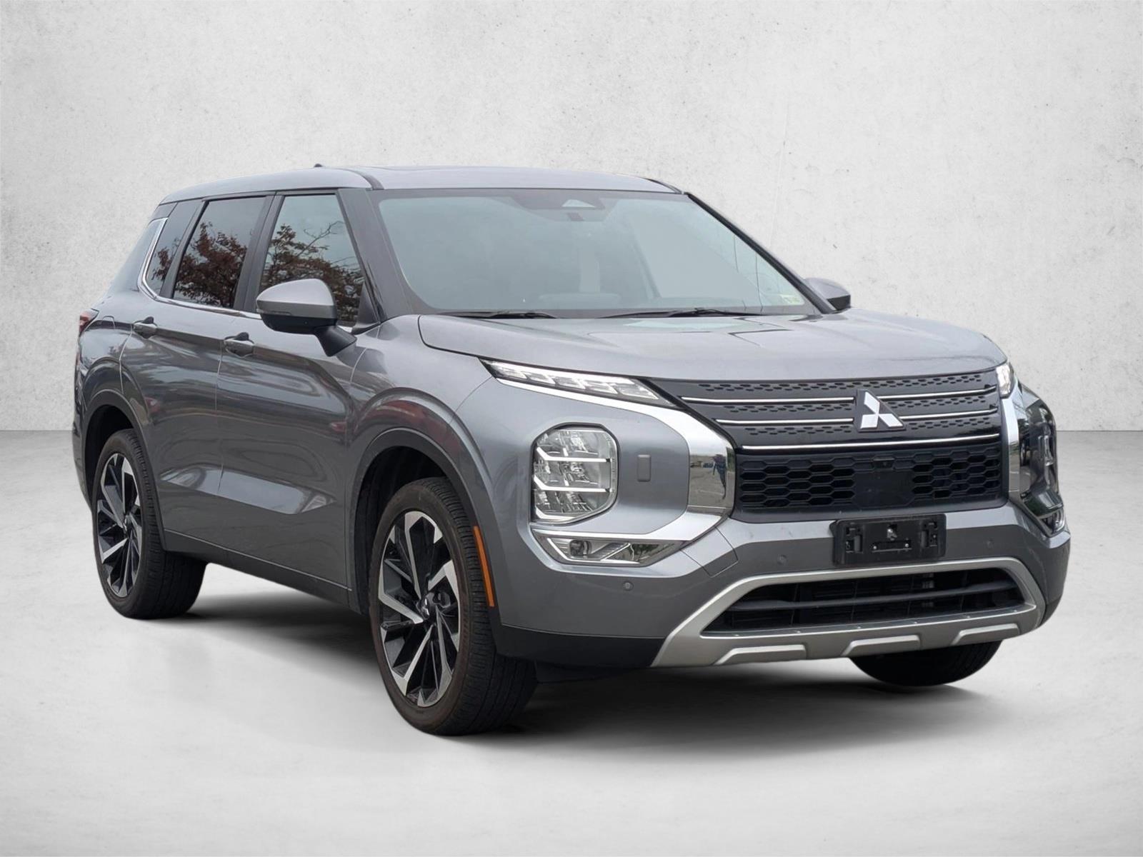 2023 Mitsubishi Outlander SE photo 3