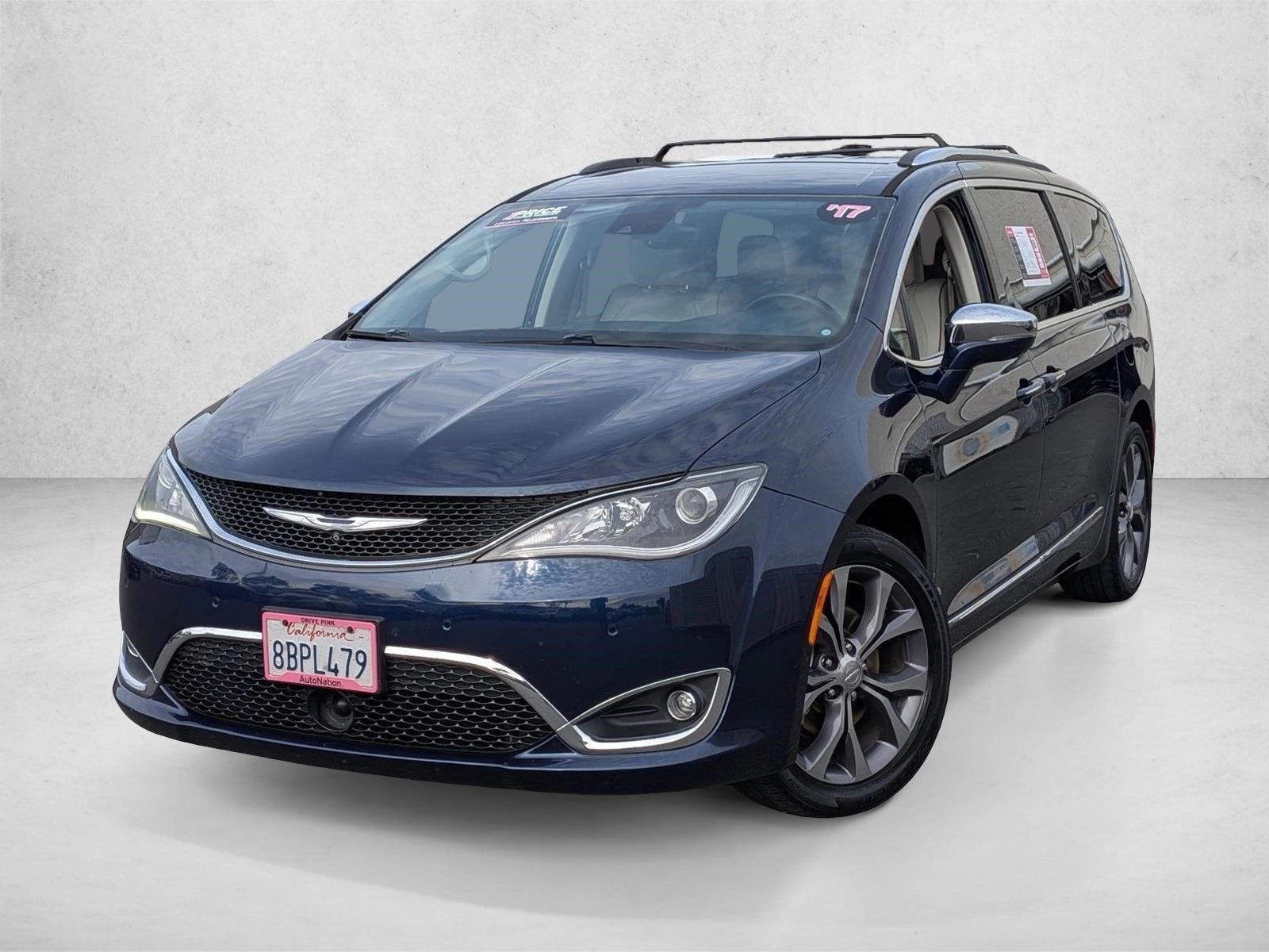 2017 Chrysler Pacifica Limited's photo