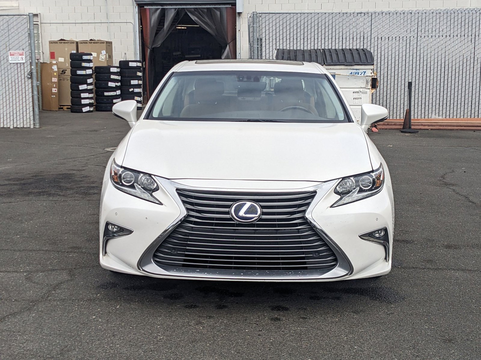 2016 Lexus ES 300h photo 2