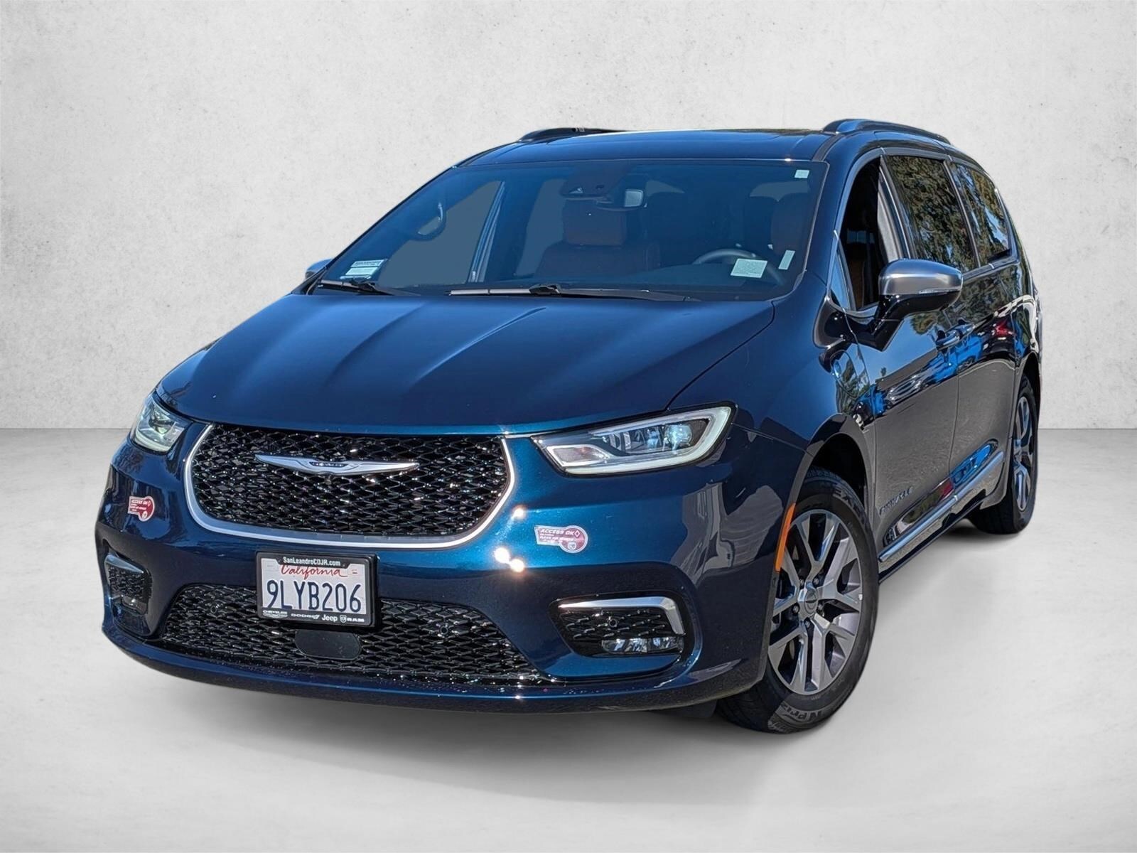 2023 Chrysler Pacifica Hybrid Pinnacle's photo