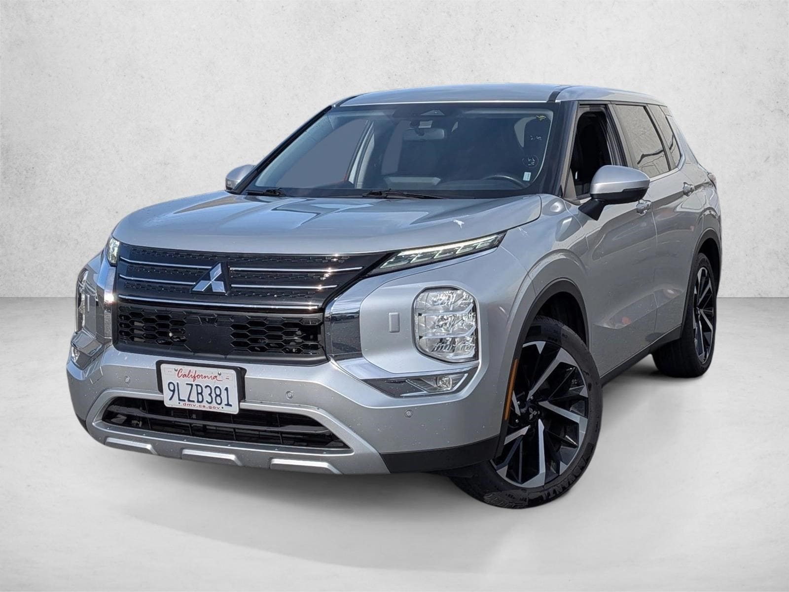 2024 Mitsubishi Outlander SE's photo