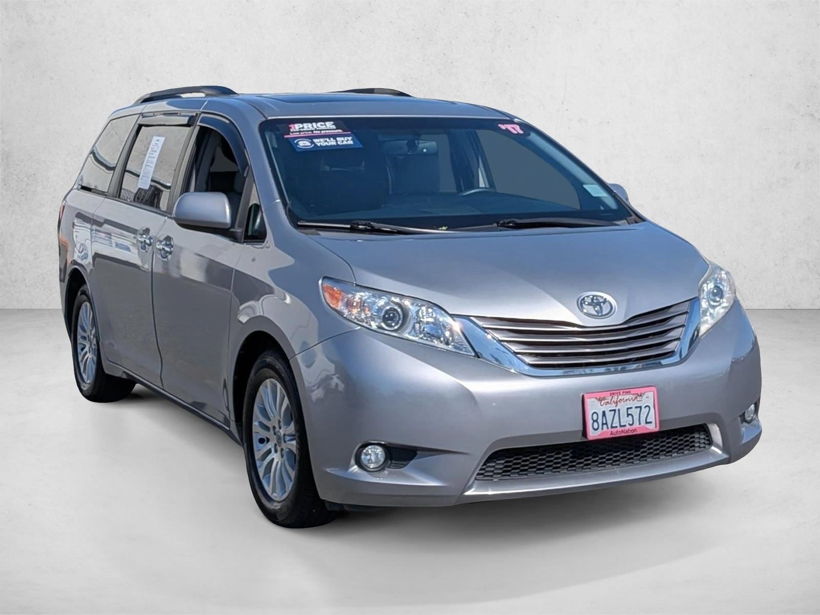2017 Toyota Sienna XLE Premium 8 Passenger photo 2