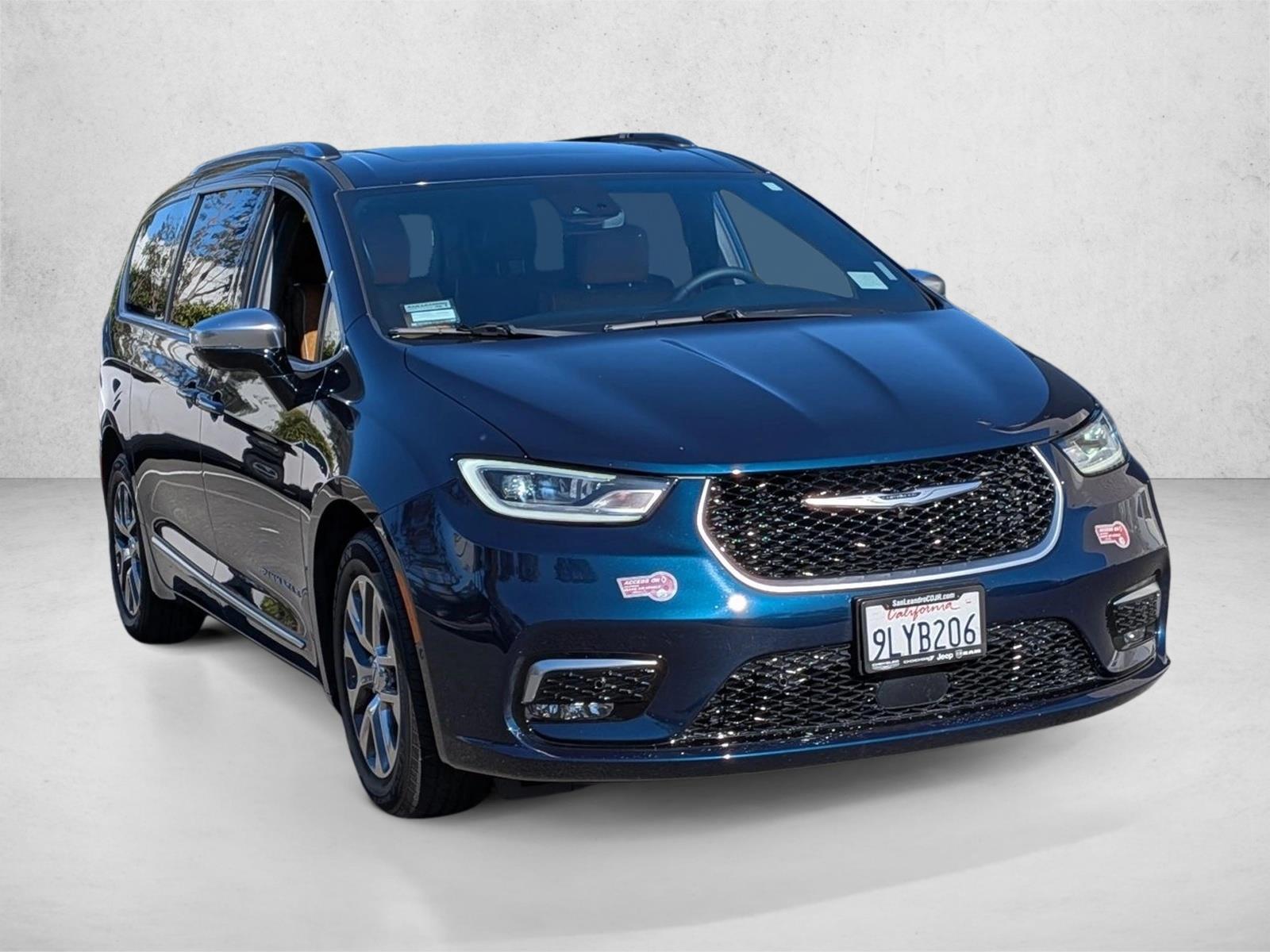 2023 Chrysler Pacifica Hybrid Pinnacle photo 3