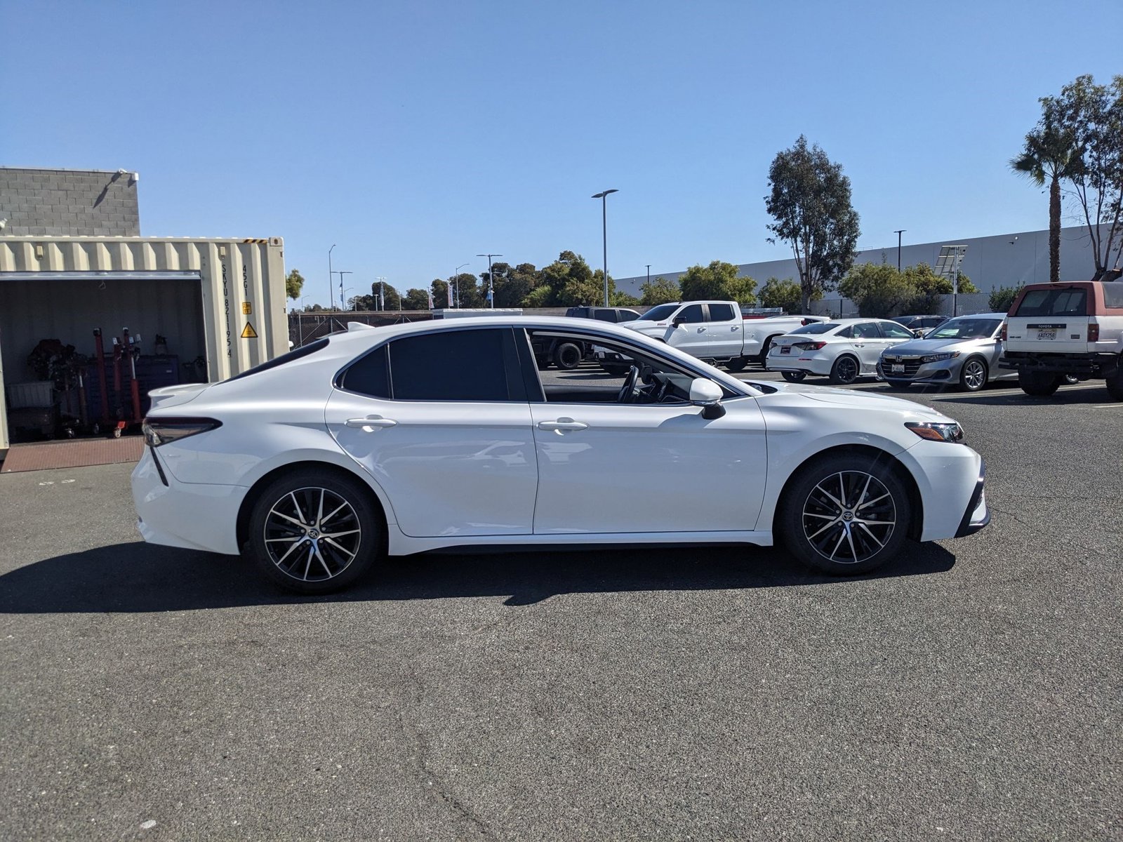 2023 Toyota Camry SE photo 3