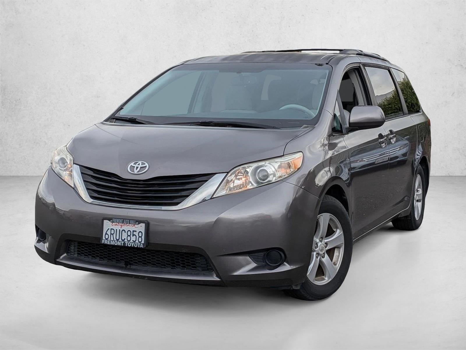 2011 Toyota Sienna LE's photo