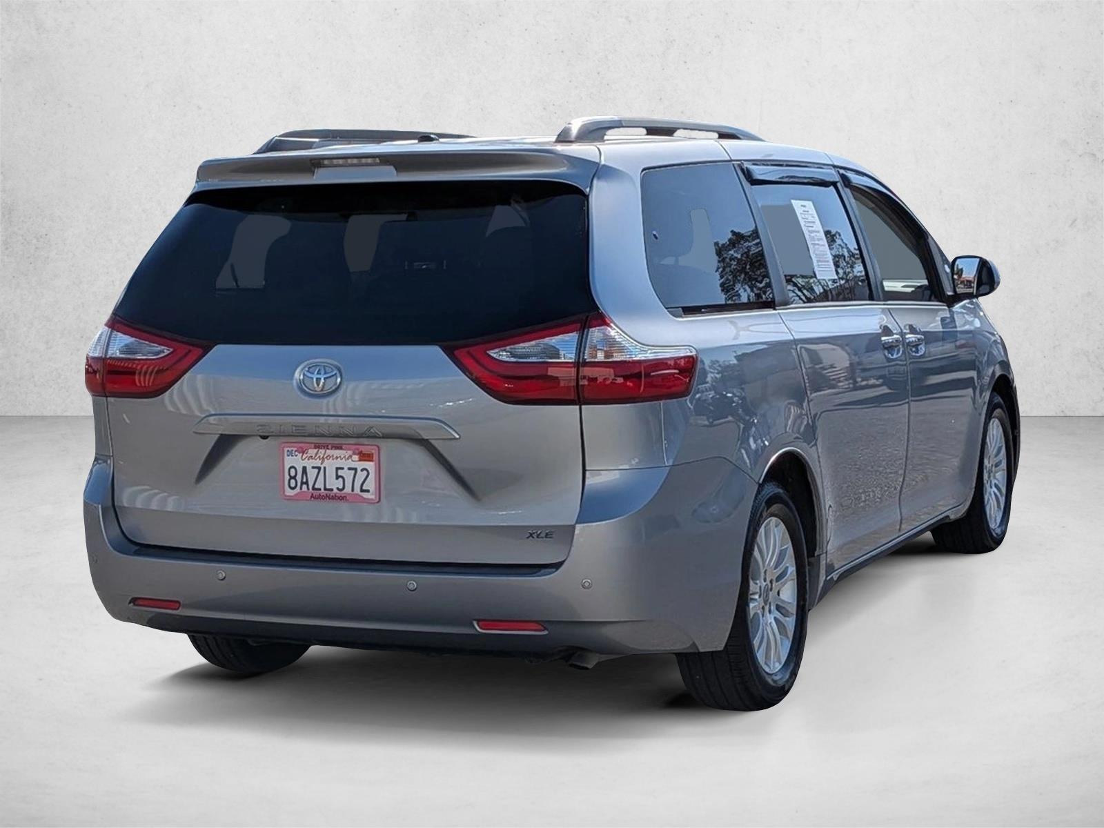 2017 Toyota Sienna XLE Premium 8 Passenger photo 4