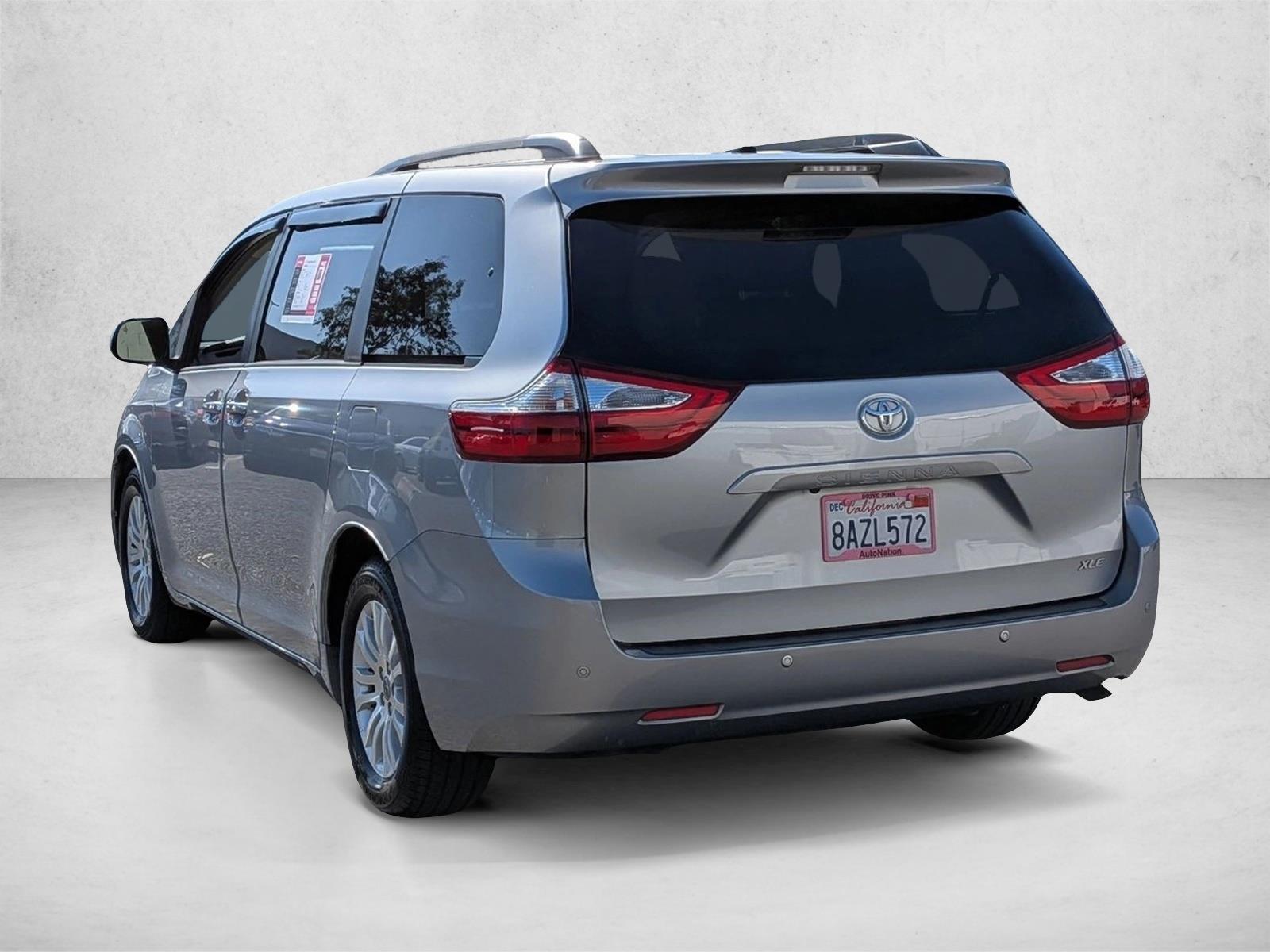 2017 Toyota Sienna XLE Premium 8 Passenger photo 3