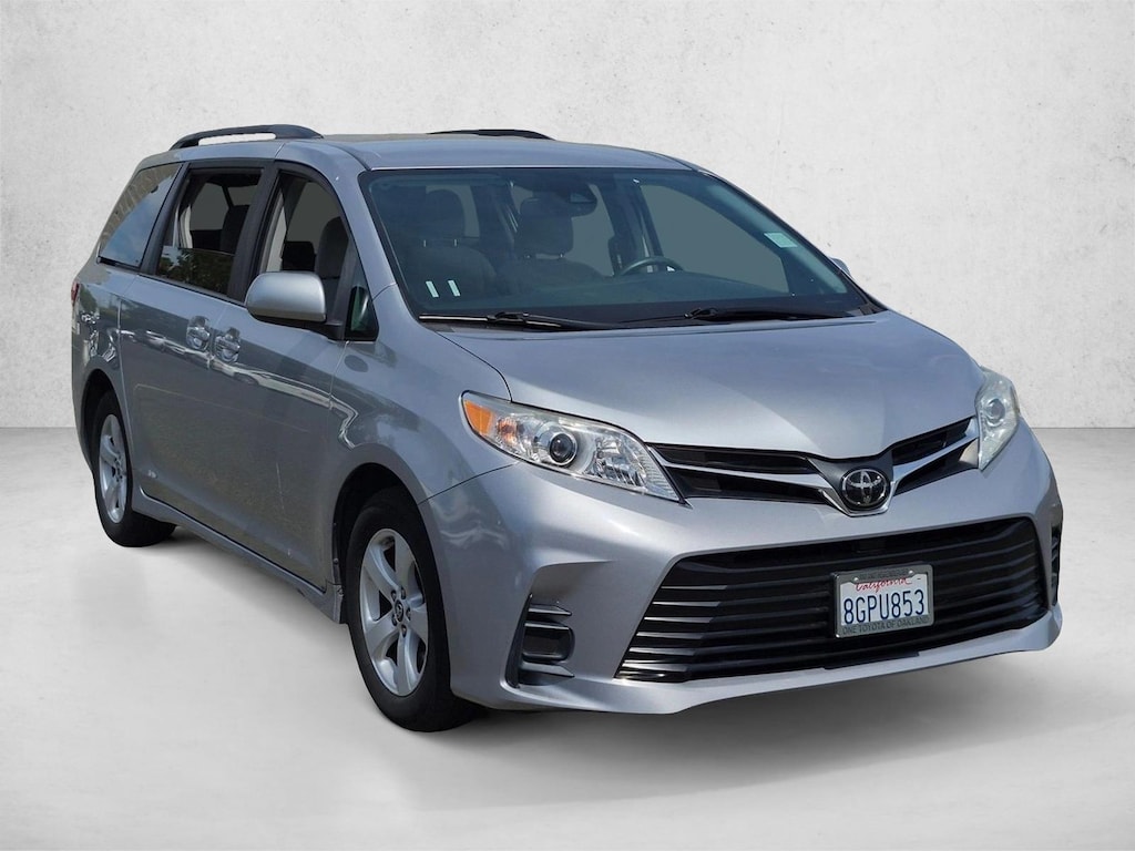 Used 2018 Toyota Sienna LE 8 Passenger Van Passenger Van
