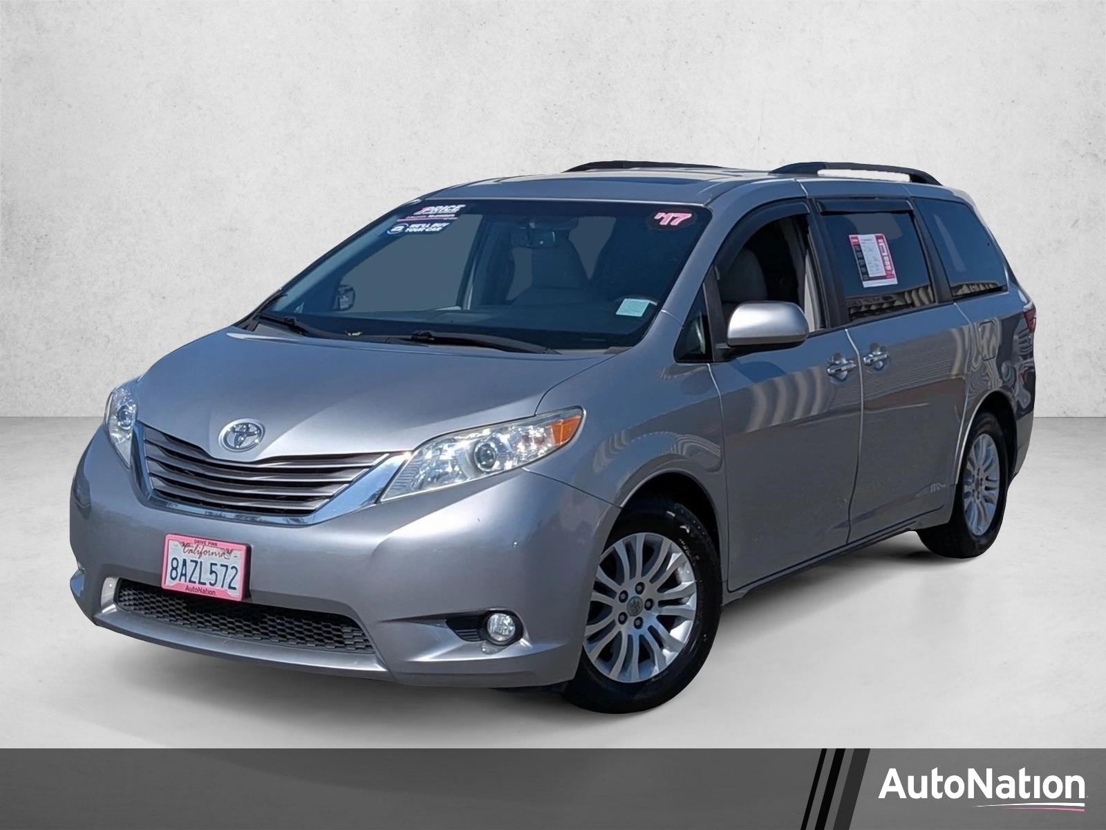 2017 Toyota Sienna XLE Premium V6 8-Passenger's photo