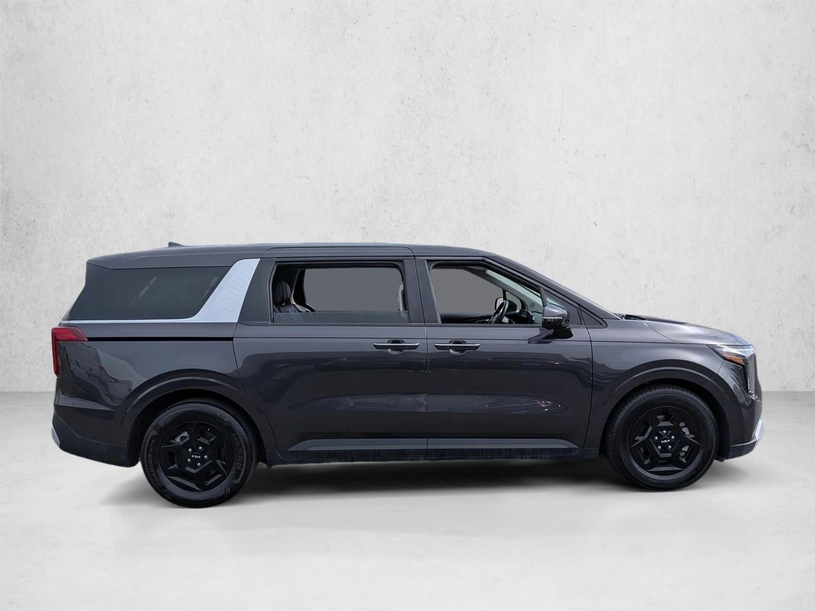 2025 Kia Carnival LXS photo 4