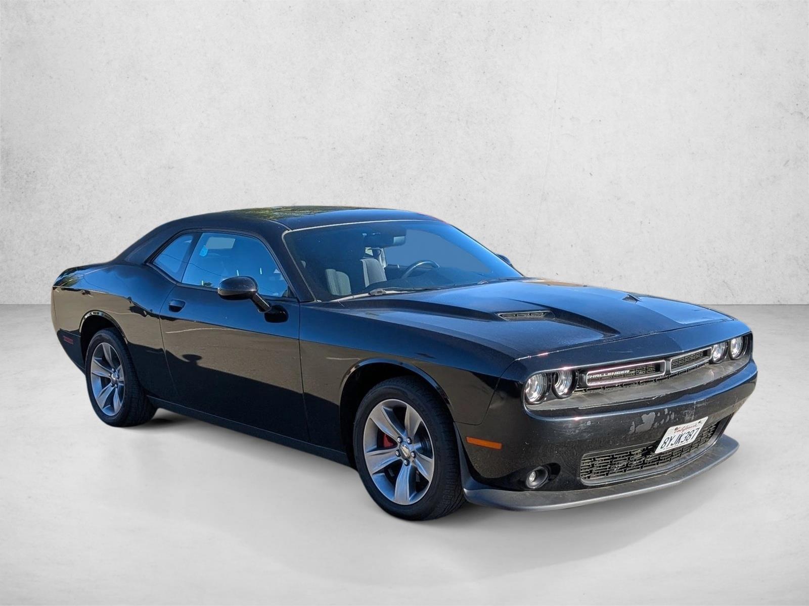 2016 Dodge Challenger SXT photo 2