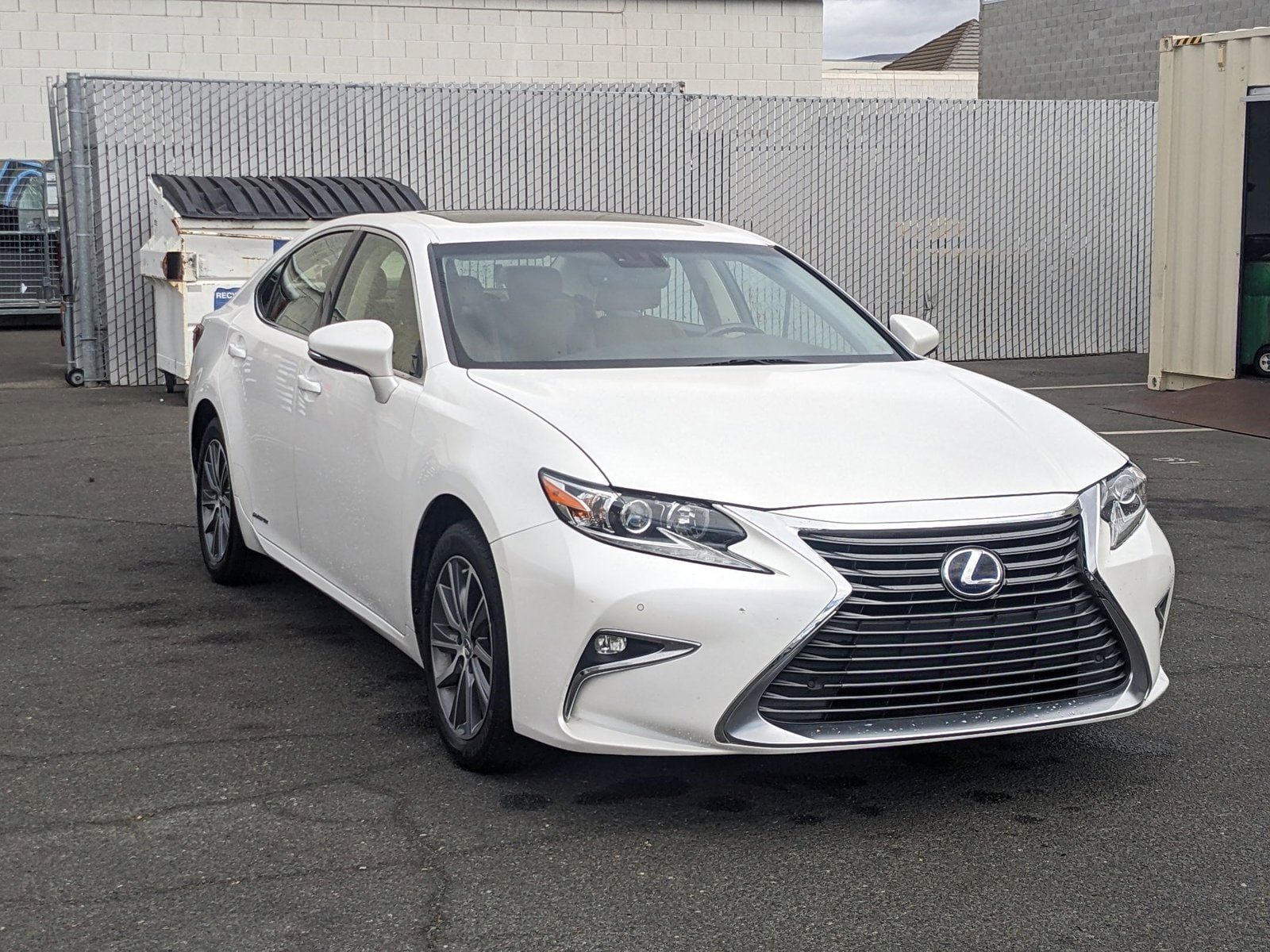 2016 Lexus ES 300h photo 3